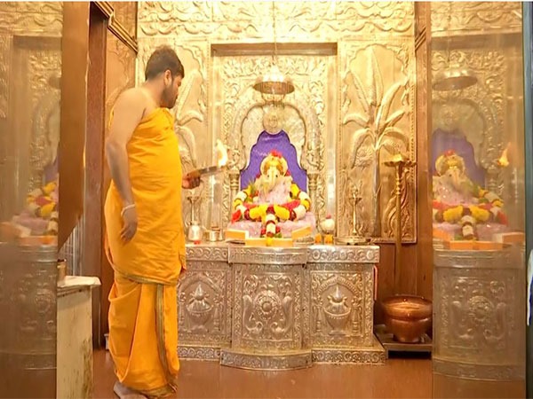 Devotees at Pune’s Siddhivinayak temple offer prayers in anticipation of Chandrayaan-3’s lunar landing attempt