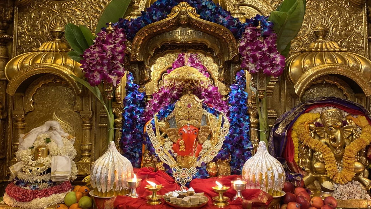 ‘Aarti’ performed at Mumbai’s Siddhivinayak Temple on Ganesh Chaturthi