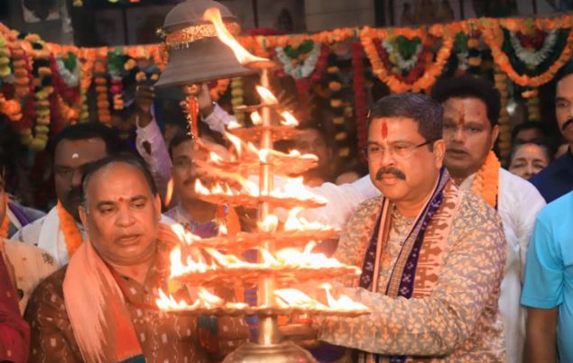 Union Minister Dharmendra Pradhan participates in Chhath Puja festivities in Sambalpur, Odisha