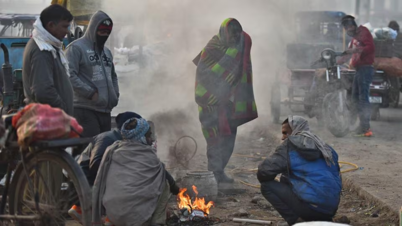 Cold Wave Tightens Grip Across North India; Delhi Shivers at 9.4 Degrees Celsius