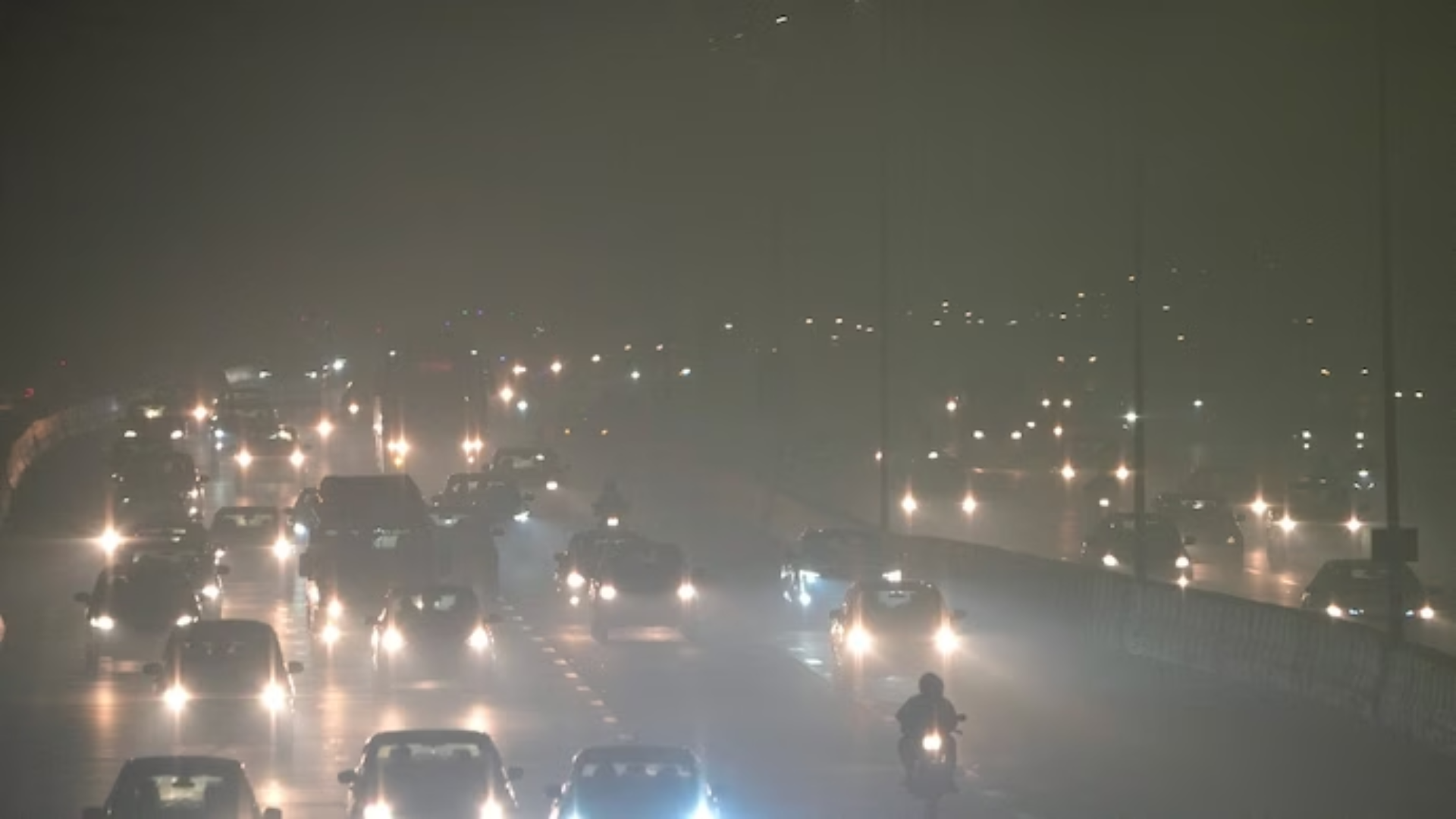 Dense Fog Disrupts Flights and Trains in Delhi, Delay in 30 Trains due to Low Visibility