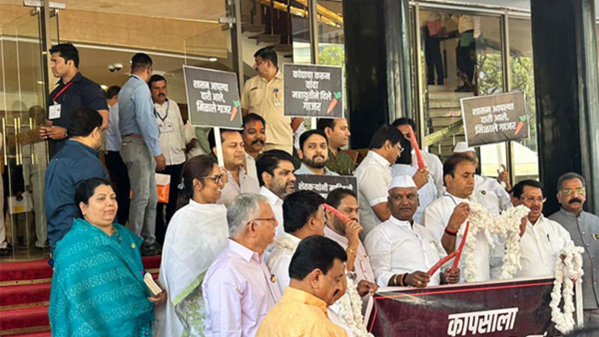 Opposition Leaders Stage Protest at Vidhan Bhavan Against Maharashtra Government on Farmers’ Issues