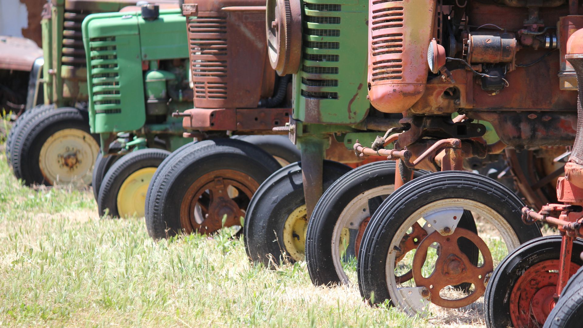 French Farmers Roll Tractors into Paris, Increasing Pressure on Macron Over Agricultural Grievances