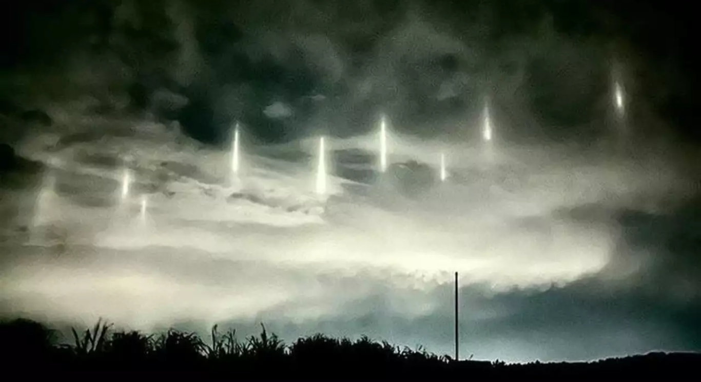 Spooky Pillars Of Light Spotted In Japan Sparks Alien Invasion Rumours, Internet Says..’God Is Coming Soon’