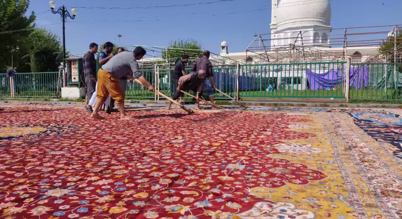 Kashmiri Artisans Achieve Historic Milestone with Asia’s Largest Handcrafted Carpet Covering Area Of 2,880 Square Feet, Took Eight Years To Craft