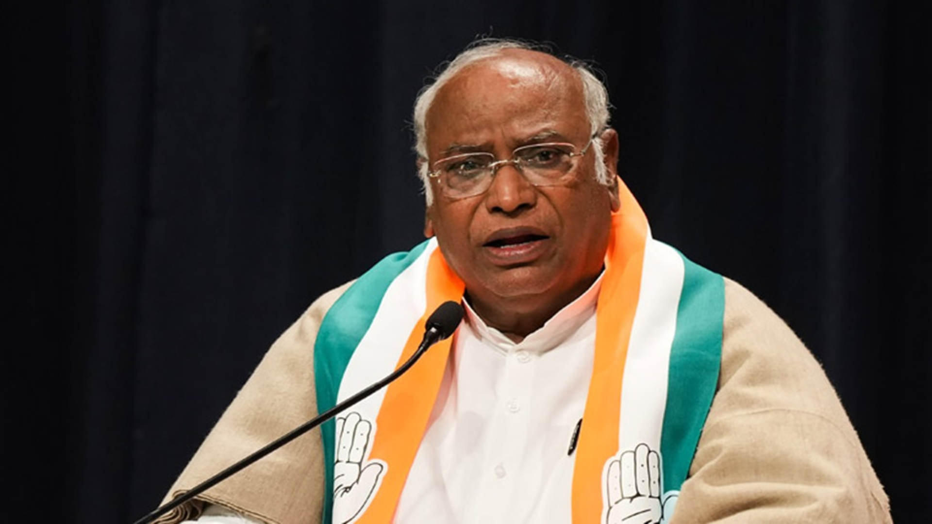 Haryana CM Accuses Congress of Disrespecting Soldiers, Targets Kharge
