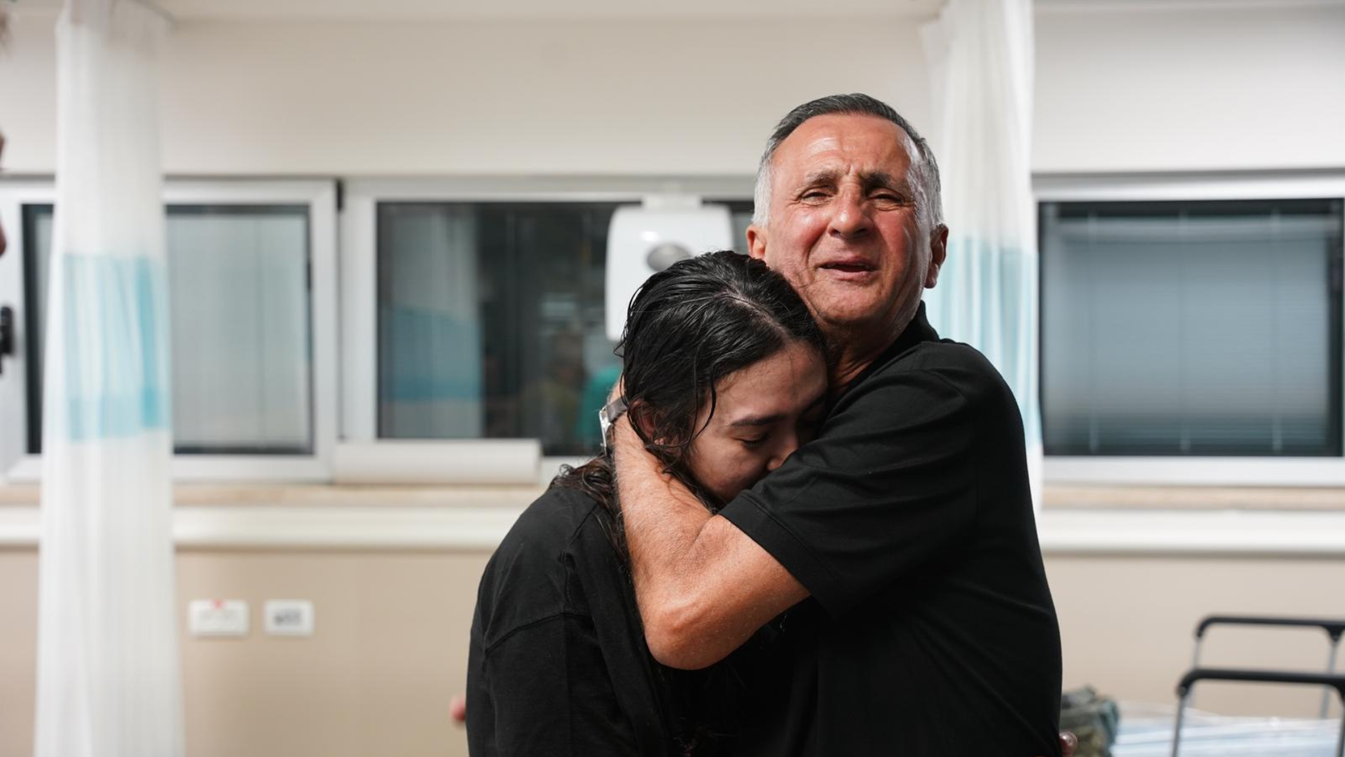 Watch Here : Heartwarming Video Shows Noa Argamni’s Emotional Reunion With Her Father After Being Freed From Hamas