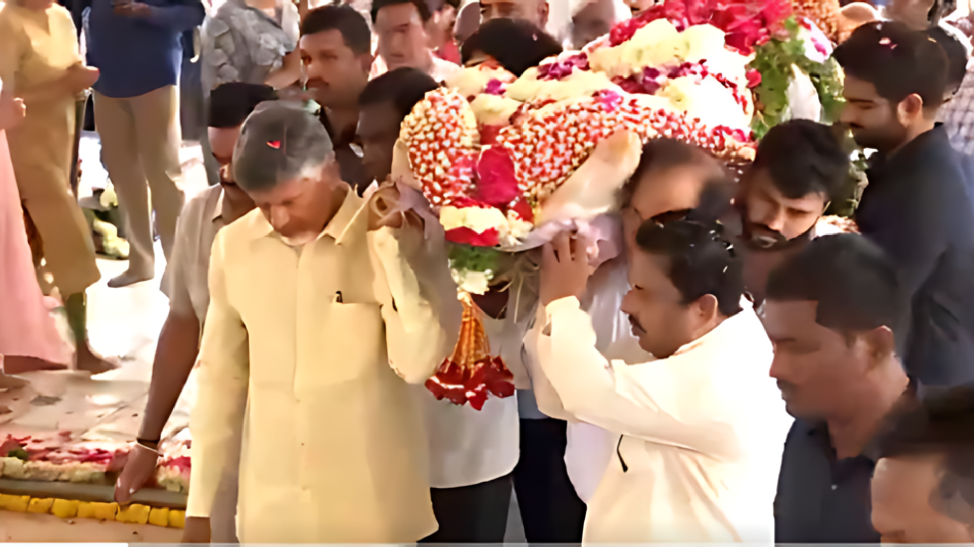 N Chandrababu Naidu Seen Carrying Ramoji Rao’s Mortal Remains At Funeral,  Video Goes Viral