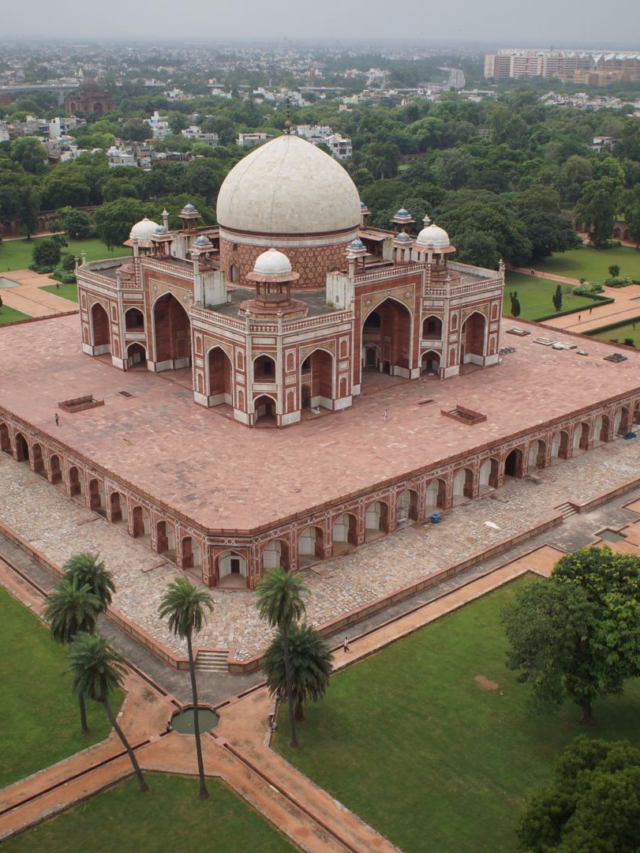 Top 5 monuments to visit in Delhi!