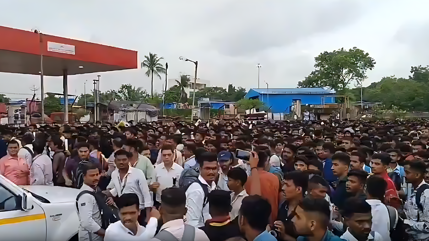 Massive Turnout: 25,000 Applicants for ₹22,000 Airport Job Causes Stampede Fear in Mumbai!