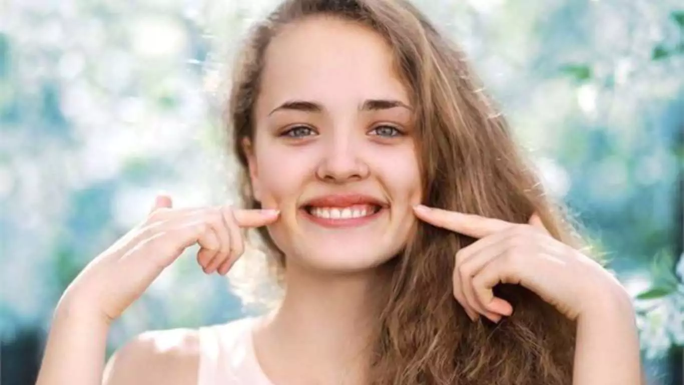 Werken Dimple Makers Echt? Influencers Gebruiken Nep-Dimples Voor Een Perfecte Glimlach