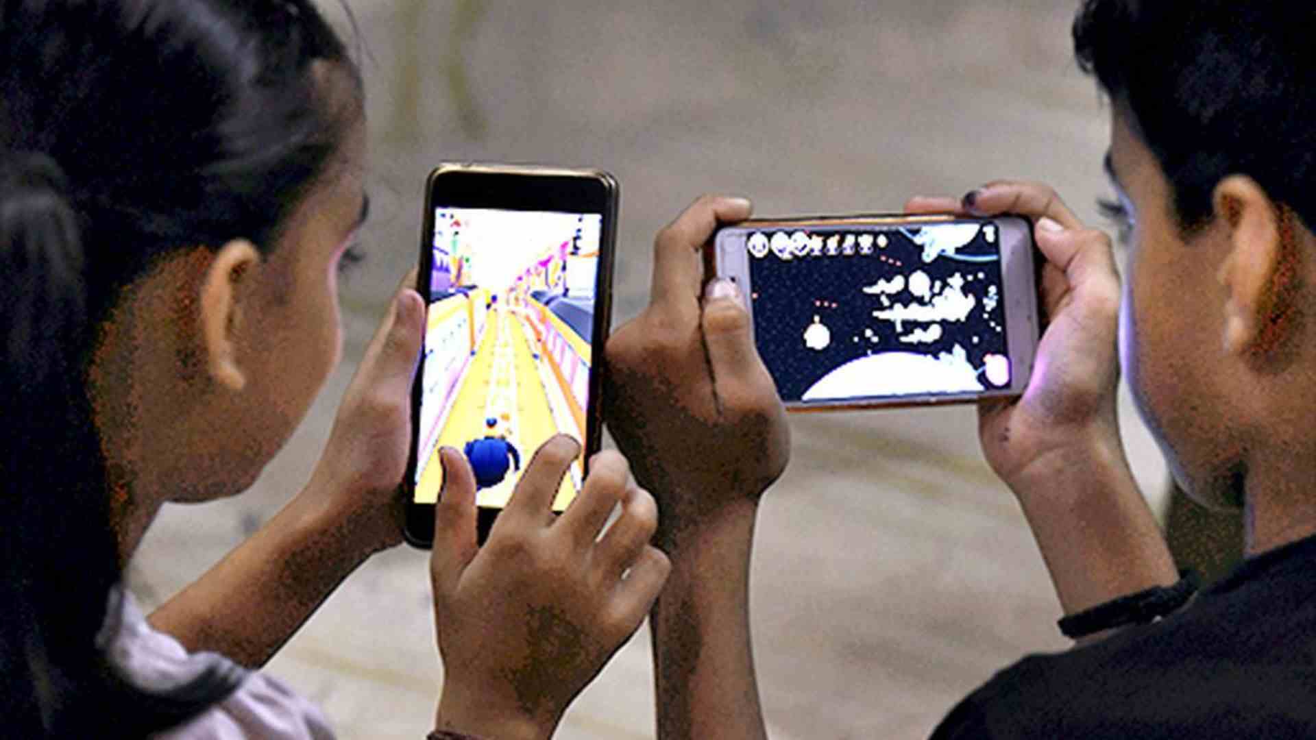 Madhya Pradesh: Children File Lawsuit Against Parents For Limiting Usage Of Mobile Phones, TV; HC Halts Trial