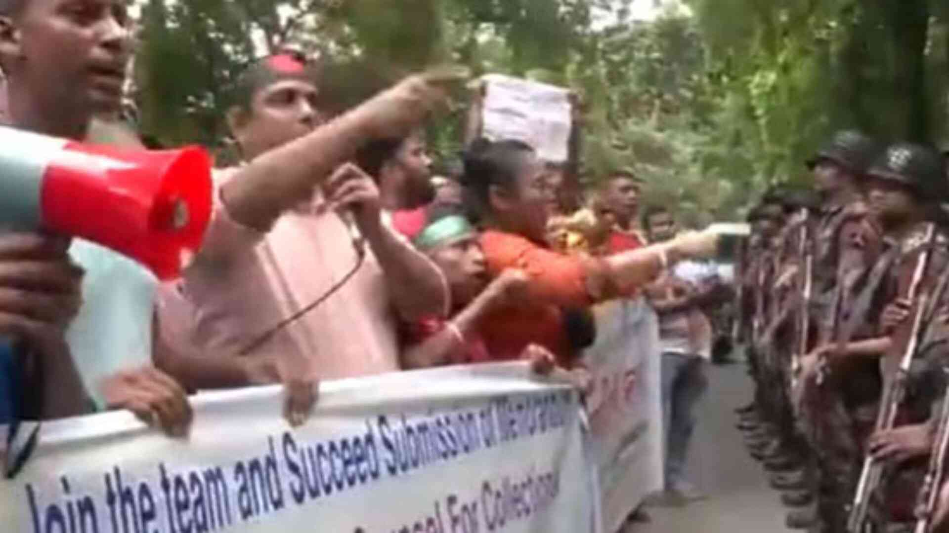 Altercation Erupts Between Protesting Hindus And Bangladesh Army In Dhaka | Watch