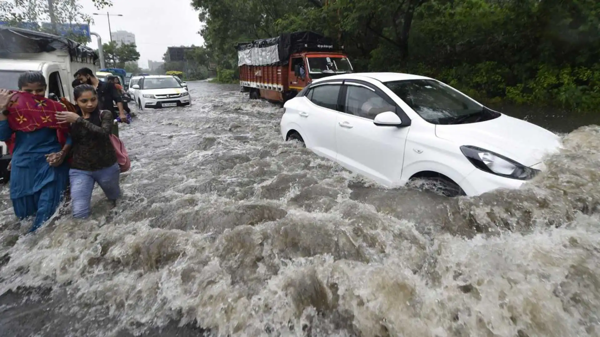 Delhi’s Roads Flooded Again: Rain Brings Traffic Chaos And Waterlogging