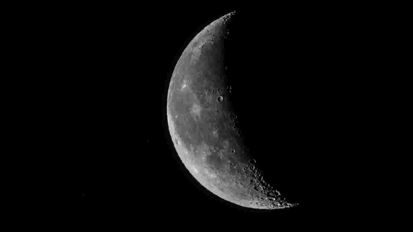 NASA Astronaut Captures Breathtaking Photo Of Moon Setting Over Pacific Ocean