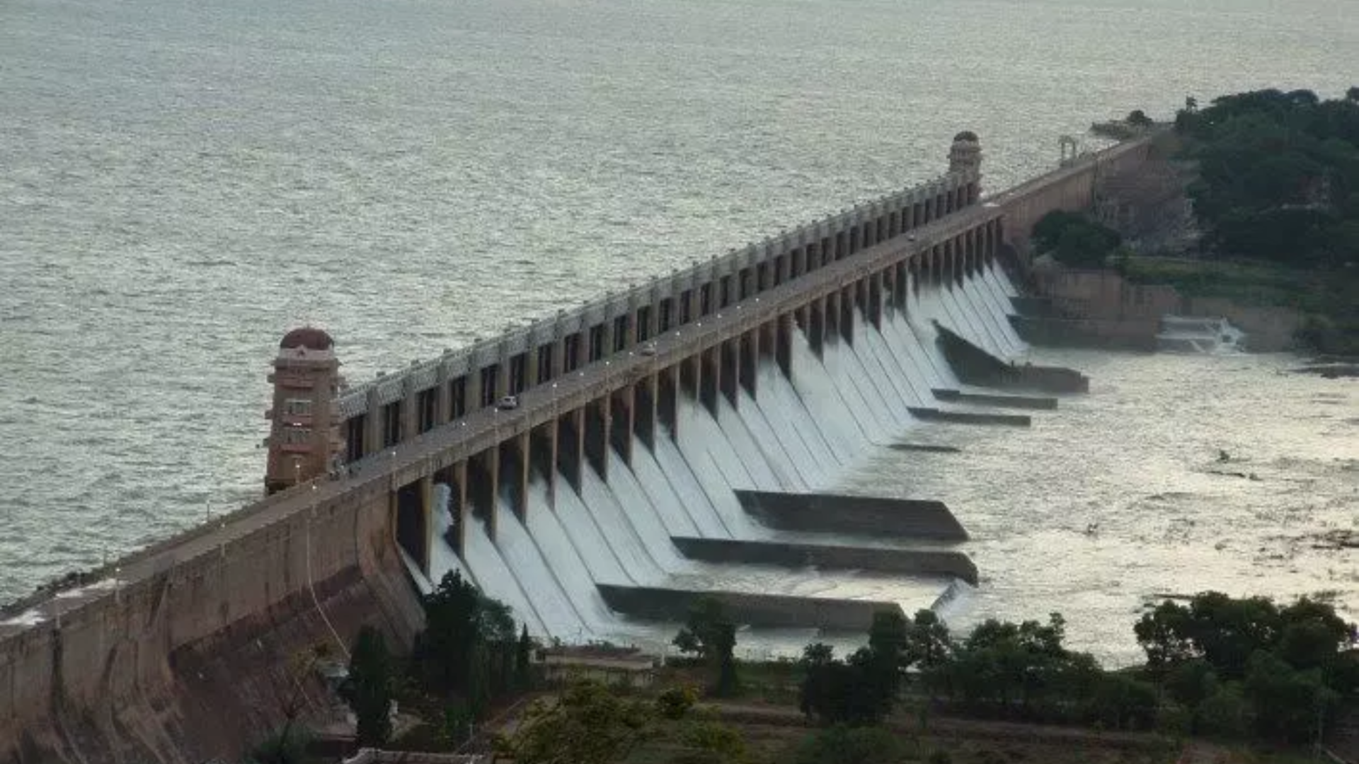 Tungabhadra Dam Suffers Major Damage As 19th Gate Chain Snaps, Releasing Massive Water Flow