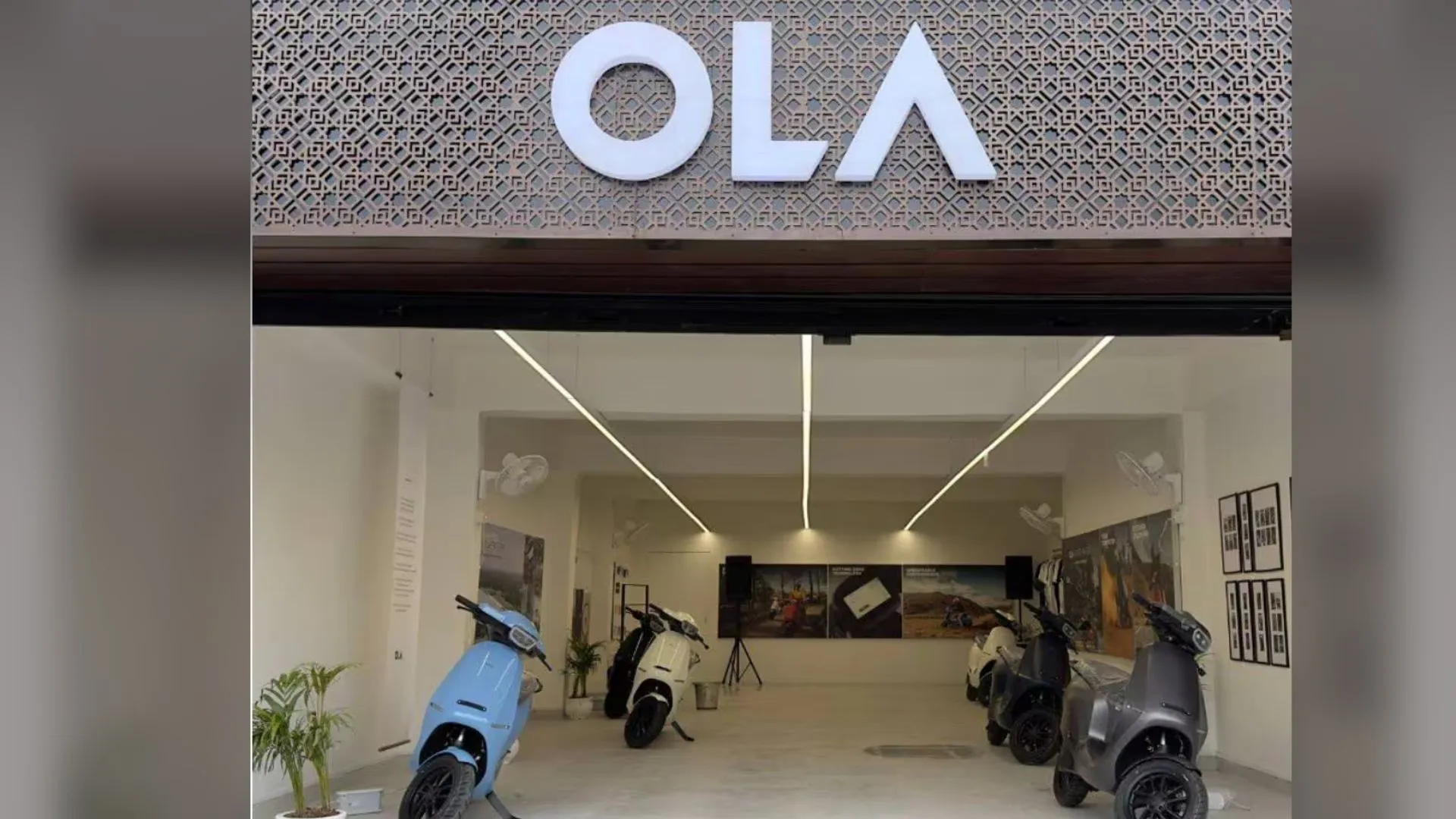 Watch Video: Customer’s Tadap Tadap Ke Protest Outside Ola Electric Showroom Goes Viral