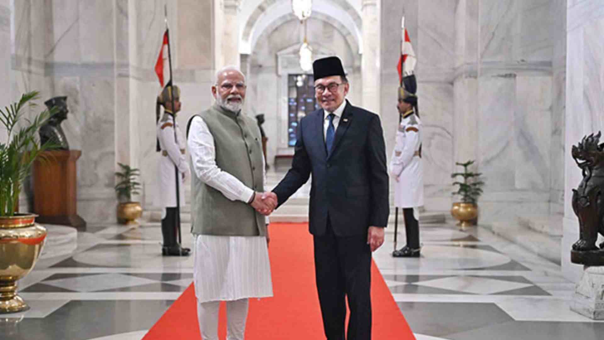 Le Premier Ministre Narendra Modi A Accordé Un Accueil Cérémonial à Son Homologue Malaisien Anwar Ibrahim Au Rashtrapati Bhavan