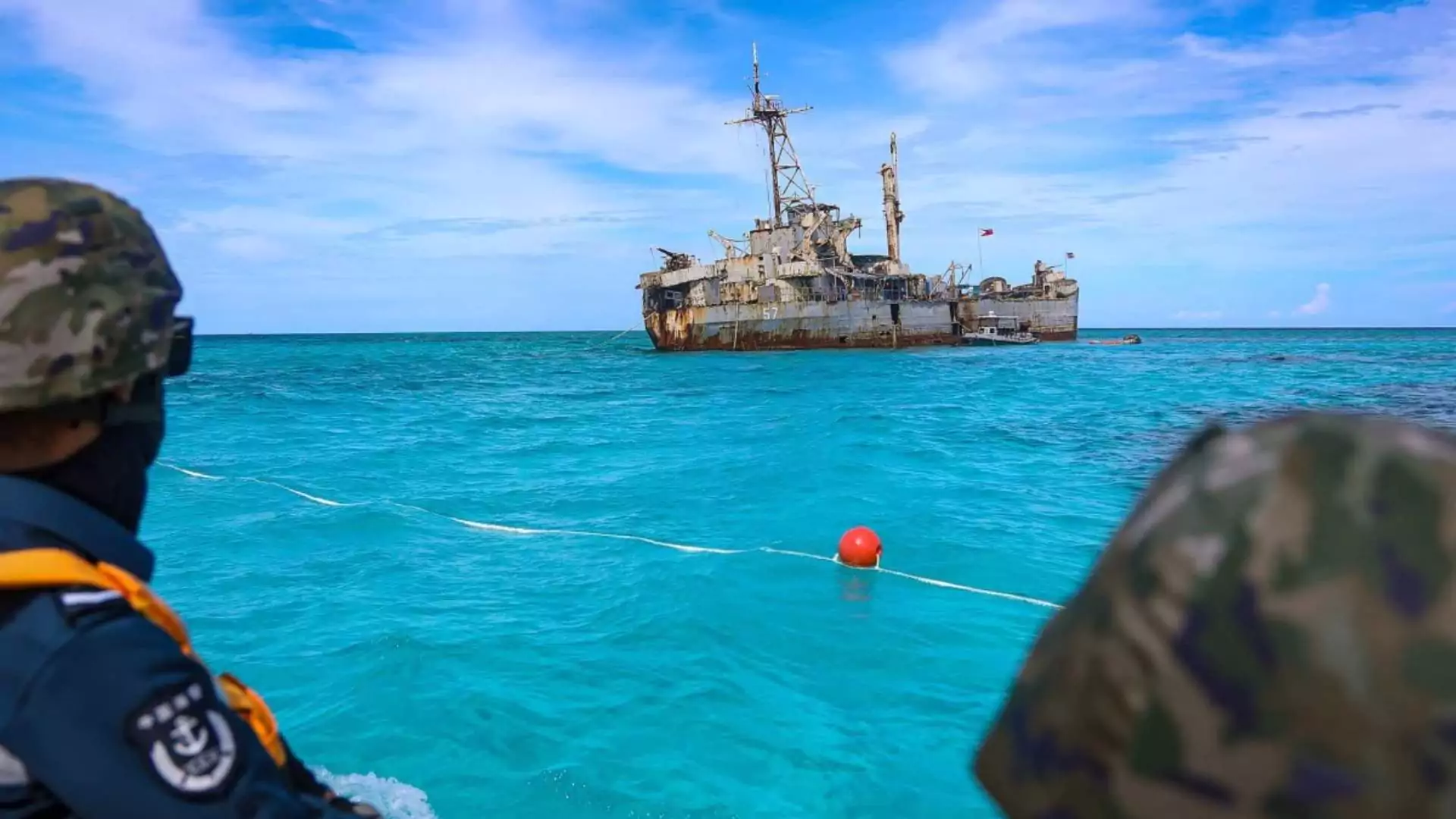 Colisión entre barcos de las guardias costeras de China y Filipinas en el Mar del Sur de China