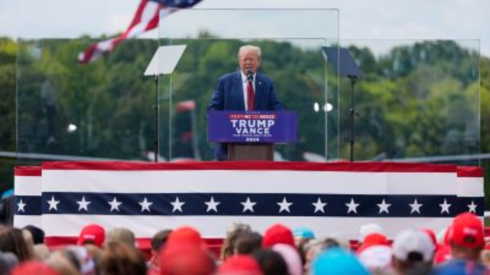 Donald Trump Se Tient Derrière Du Verre Pare-balles Depuis la Fusillade