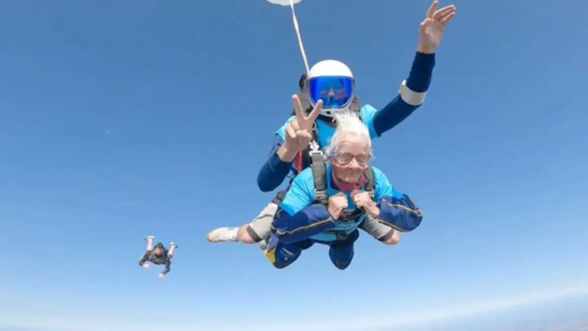 Regardez : Une Britannique devient la plus âgée parachutiste du Royaume-Uni à 102 ans, l’internet est stupéfait