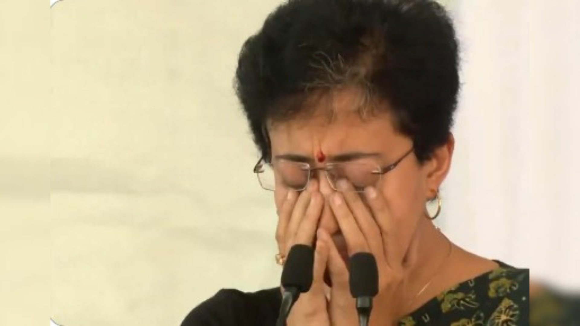 Khushi Ke Aansu ! Atishi Breaks Into Tears After Manish Sisodia Granted Bail