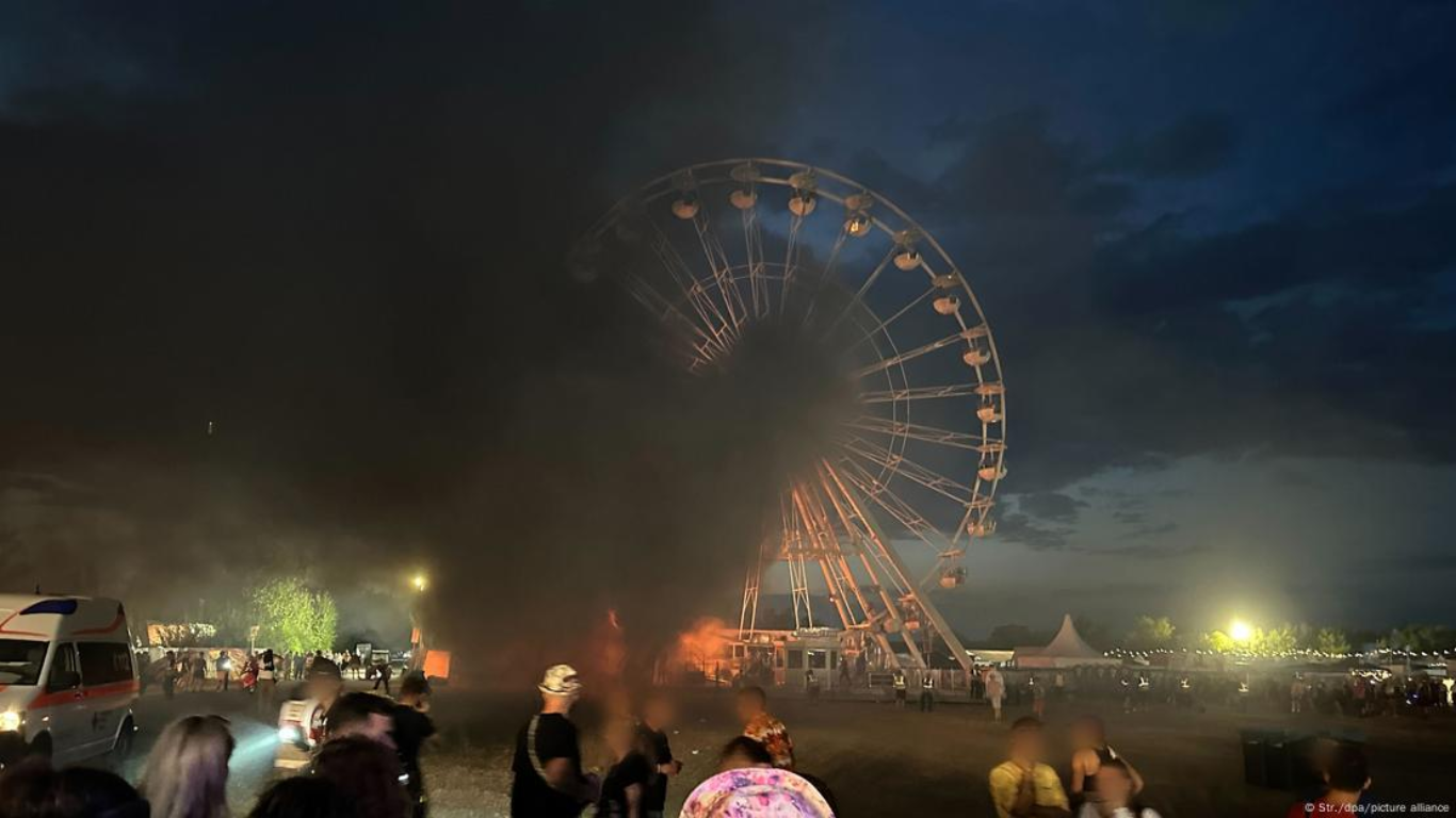 Deutschland: Riesenrad fängt beim Musikfestival in Leipzig Feuer