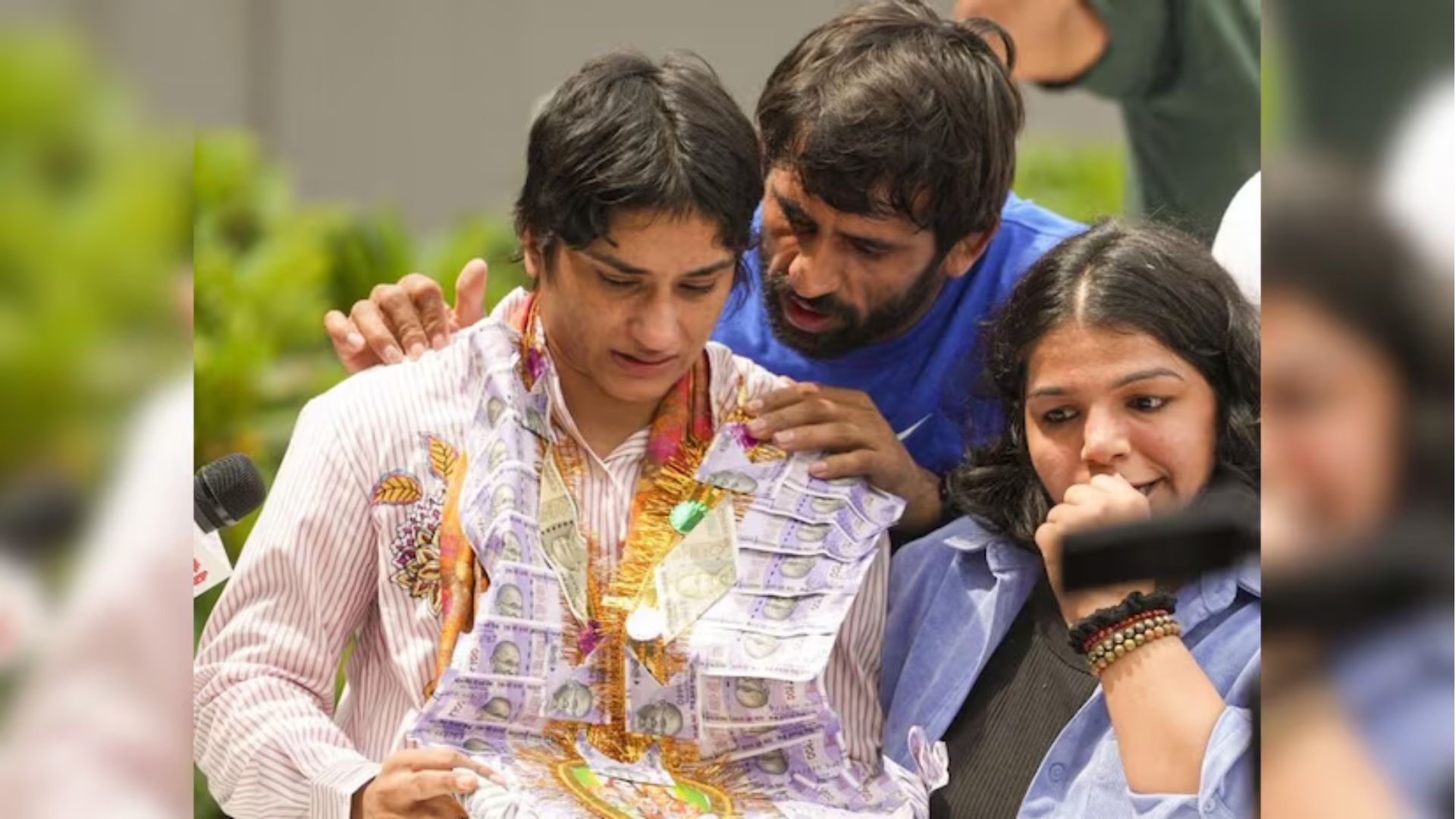 Vinesh Phogat revient en Inde : un lutteur émotionnel accueilli avec des célébrations à l’aéroport de New Delhi