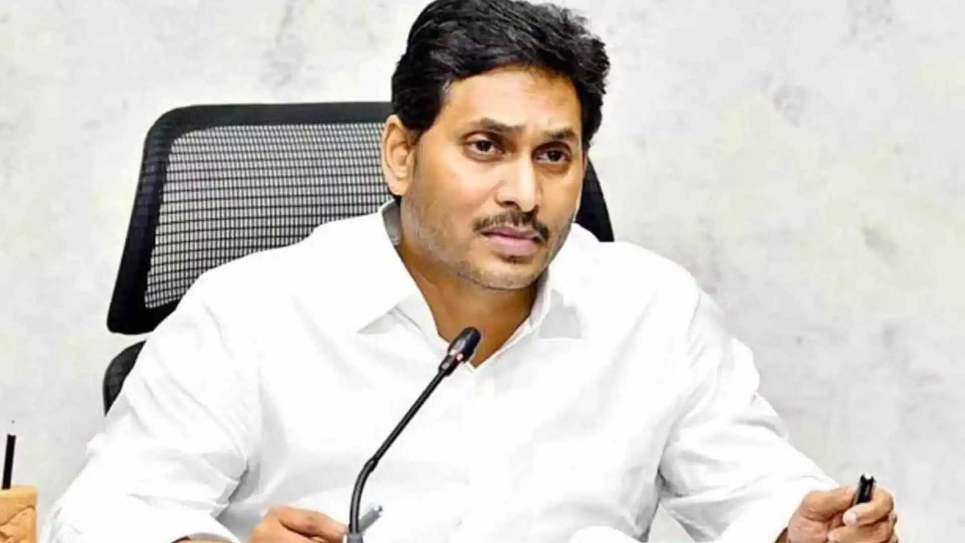 YSRCP Leader YS Jagan Mohan Reddy Visits Injured Workers After Andhra Factory Blast