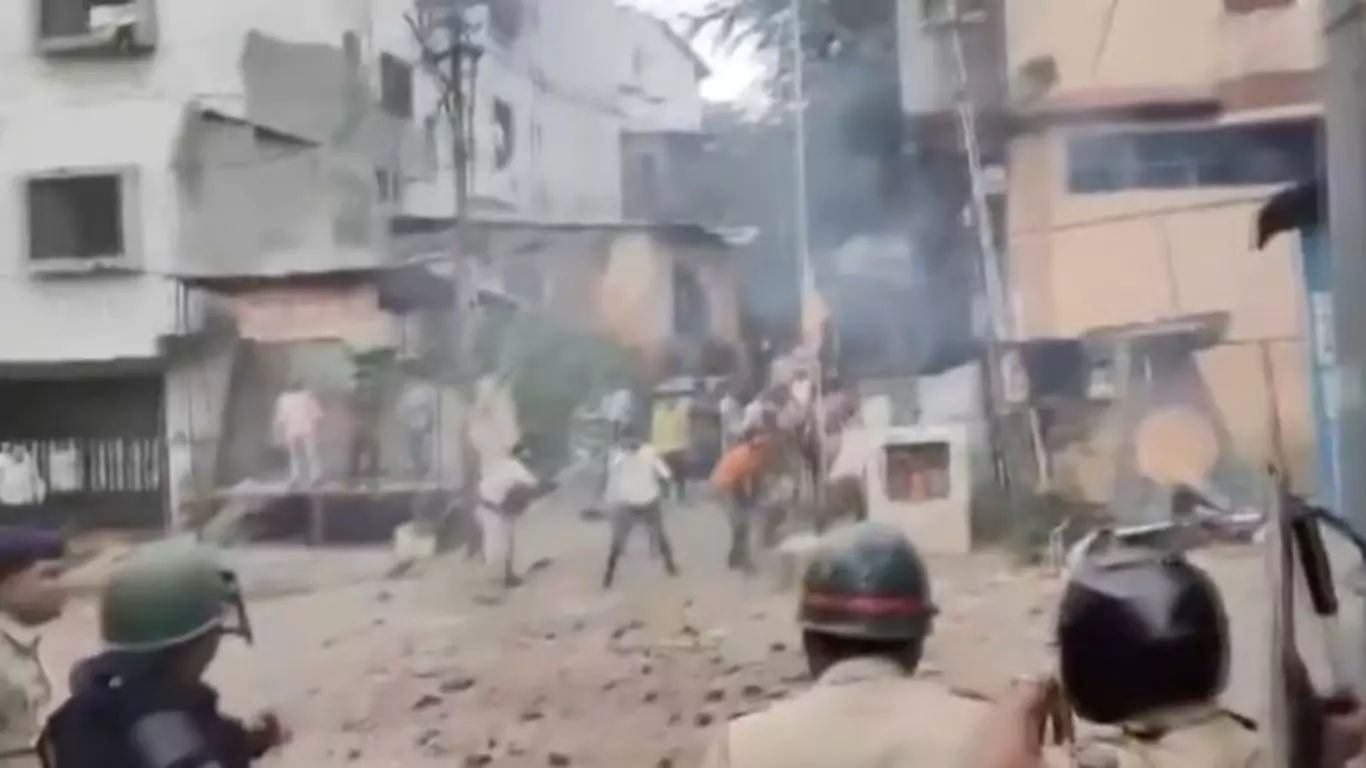 Nashik And Jalgaon Protests Turn Violent: Stone Pelting and Clashes Erupt Over Attacks on Bangladeshi Hindus