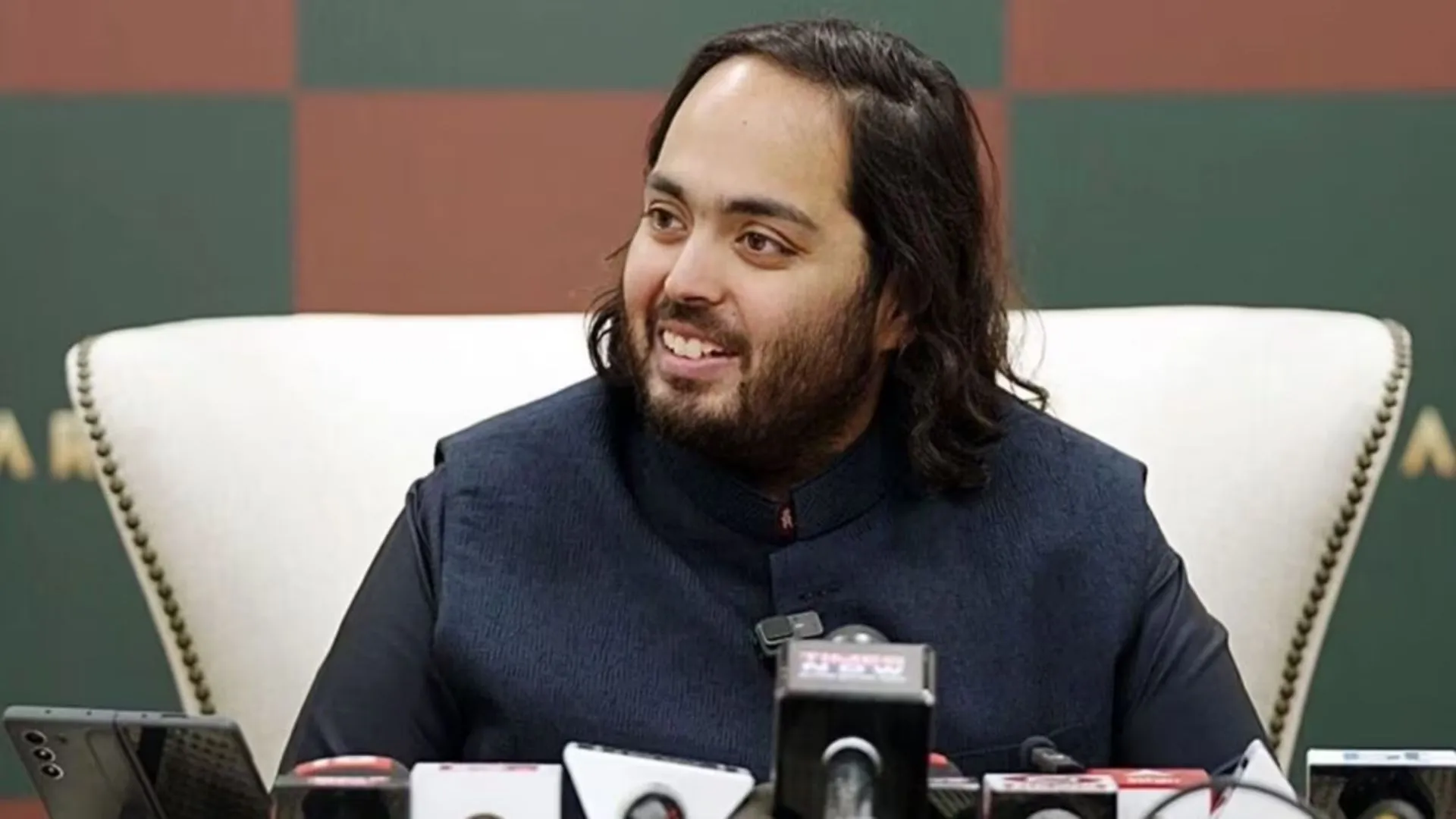 Ganesh Chaturthi 2024: Anant Ambani Donates 20-Kg Gold Crown To Lalbaugcha Raja