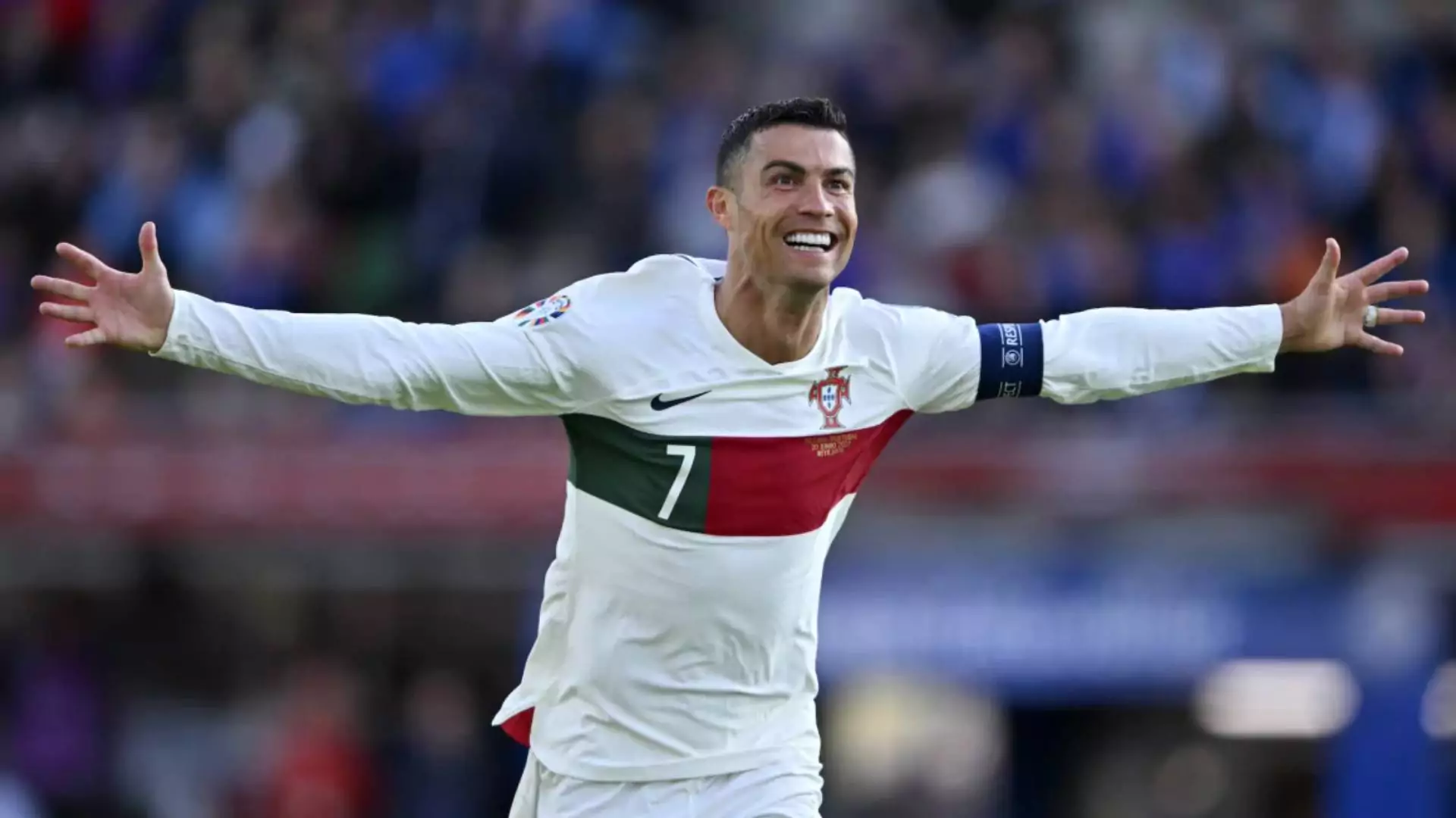 Cristiano Ronaldo: Vincitore del Pallone d’Oro per Cinque Volte Diventa il Primo Giocatore Maschile della Storia a Segnare 900 Gol