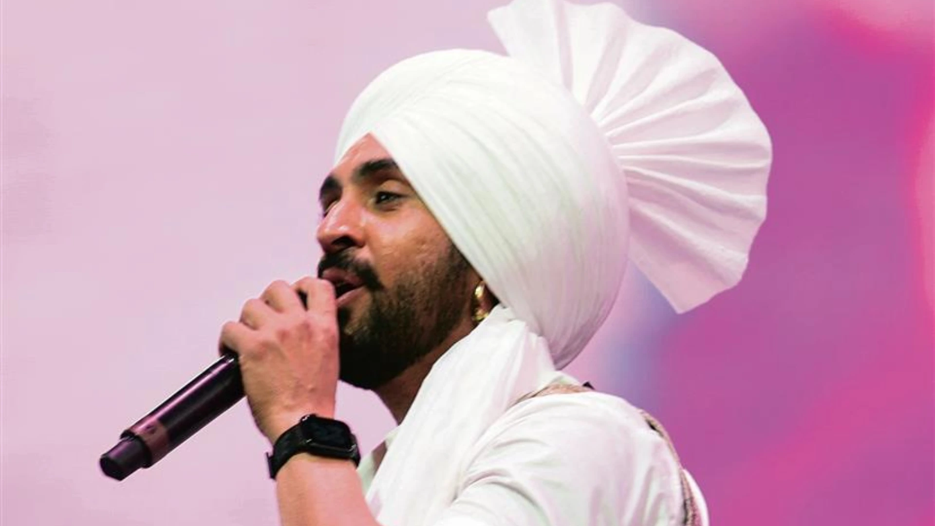 Diljit Dosanjh Introduces Mother, Sister At Manchester Concert