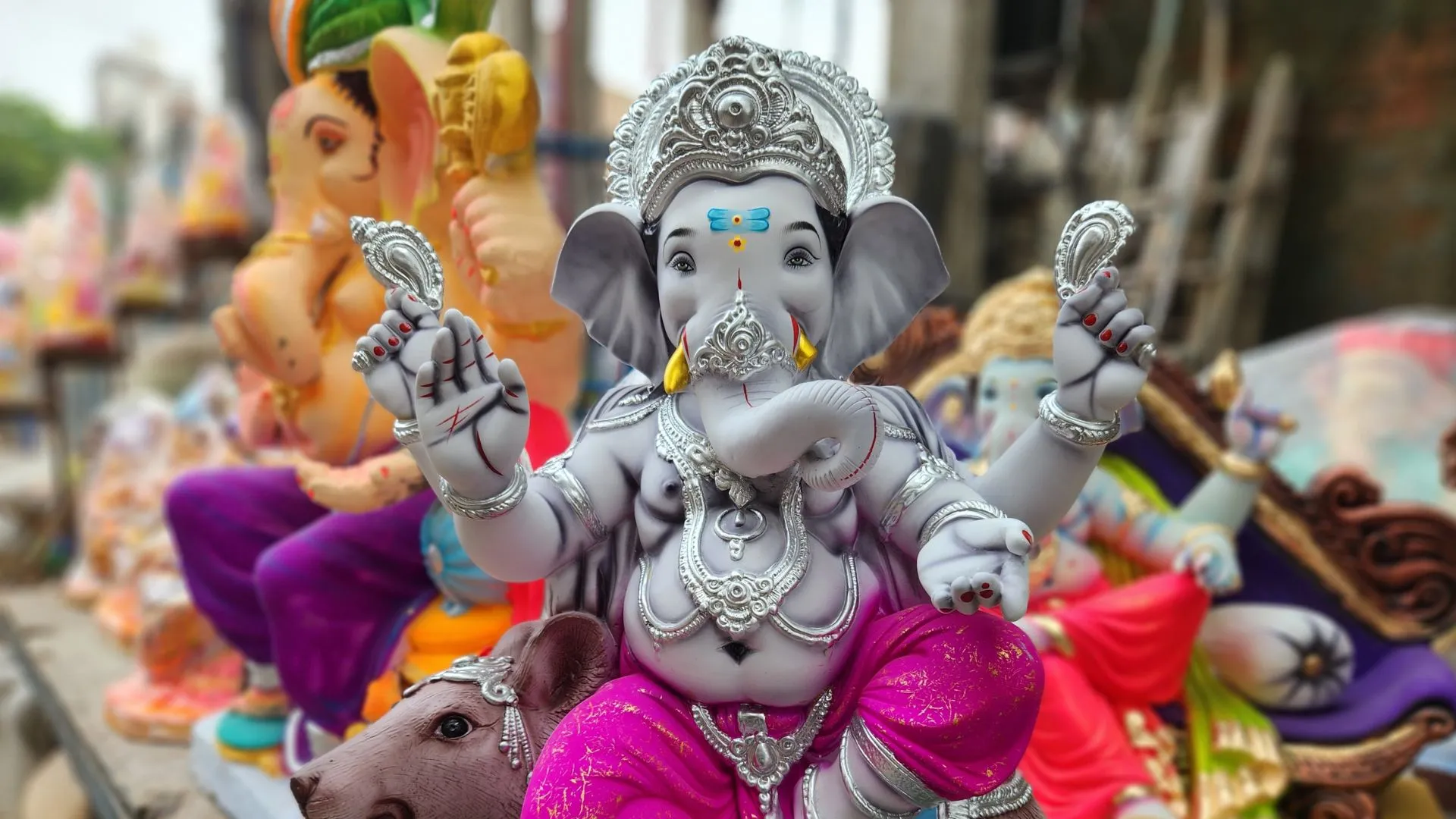 Eco-Friendly Ganesh Idols: Cow Dung Craft Gains Popularity