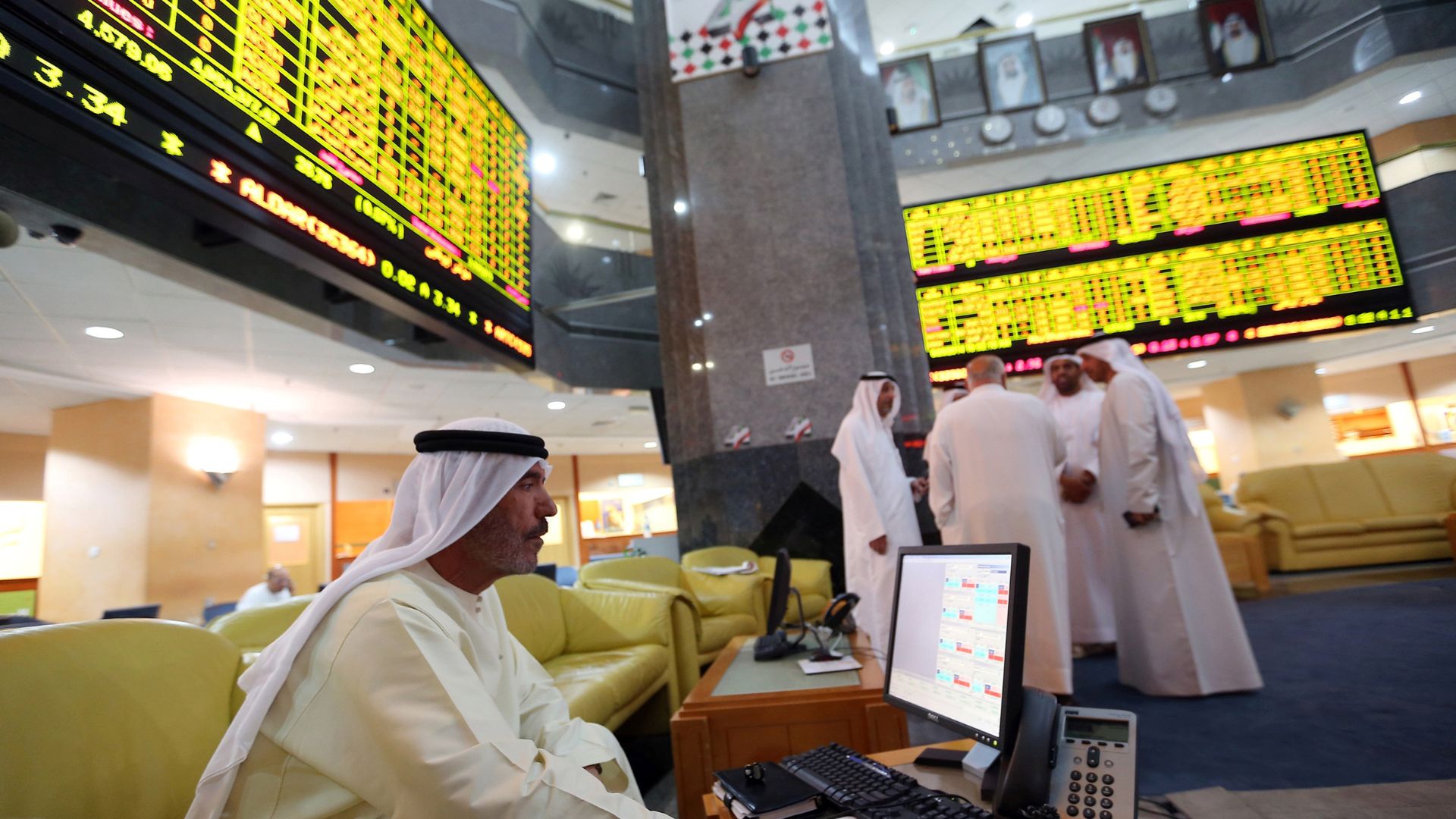 Gulf Stock Markets Decline Amid Weaker Oil Prices and U.S. Inflation Concerns