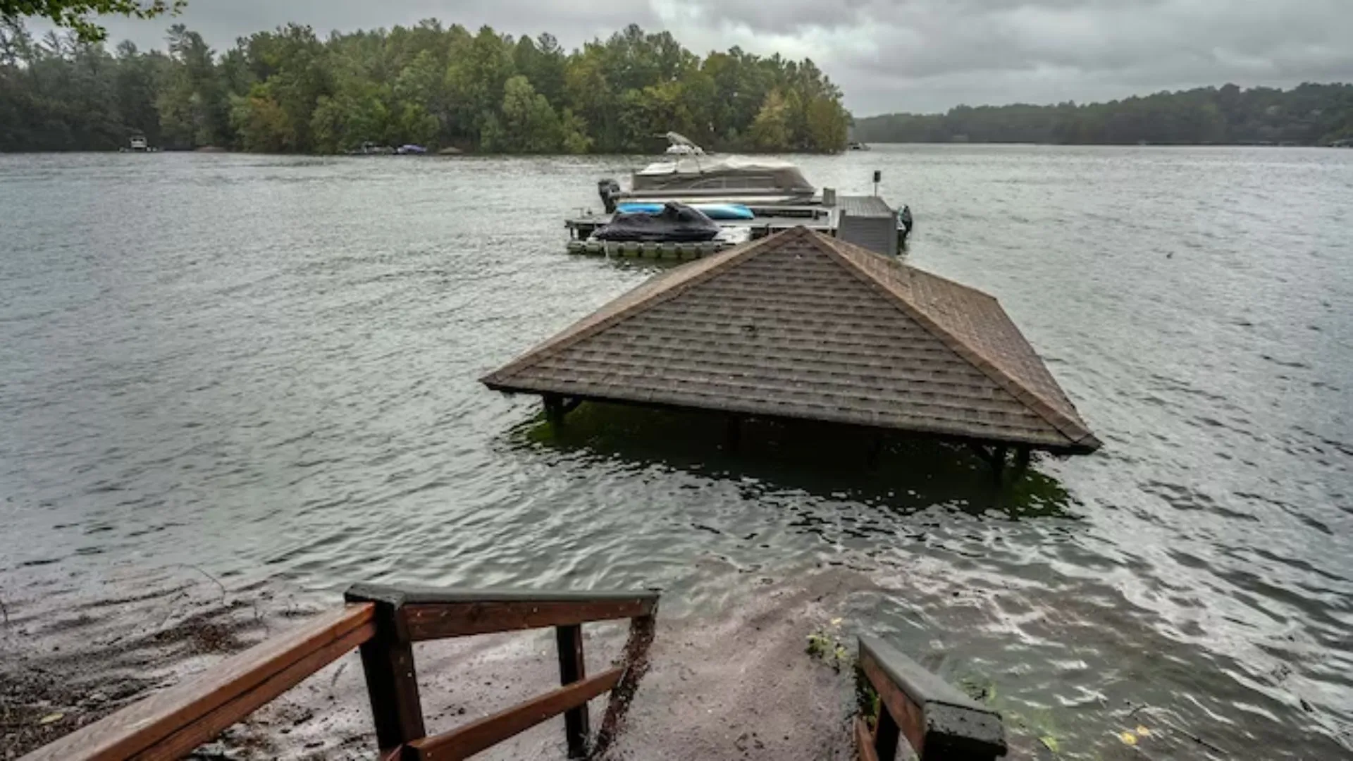 Hurricane Helene Devastates Southeast US, Leaving 49 Dead, Thousands Stranded