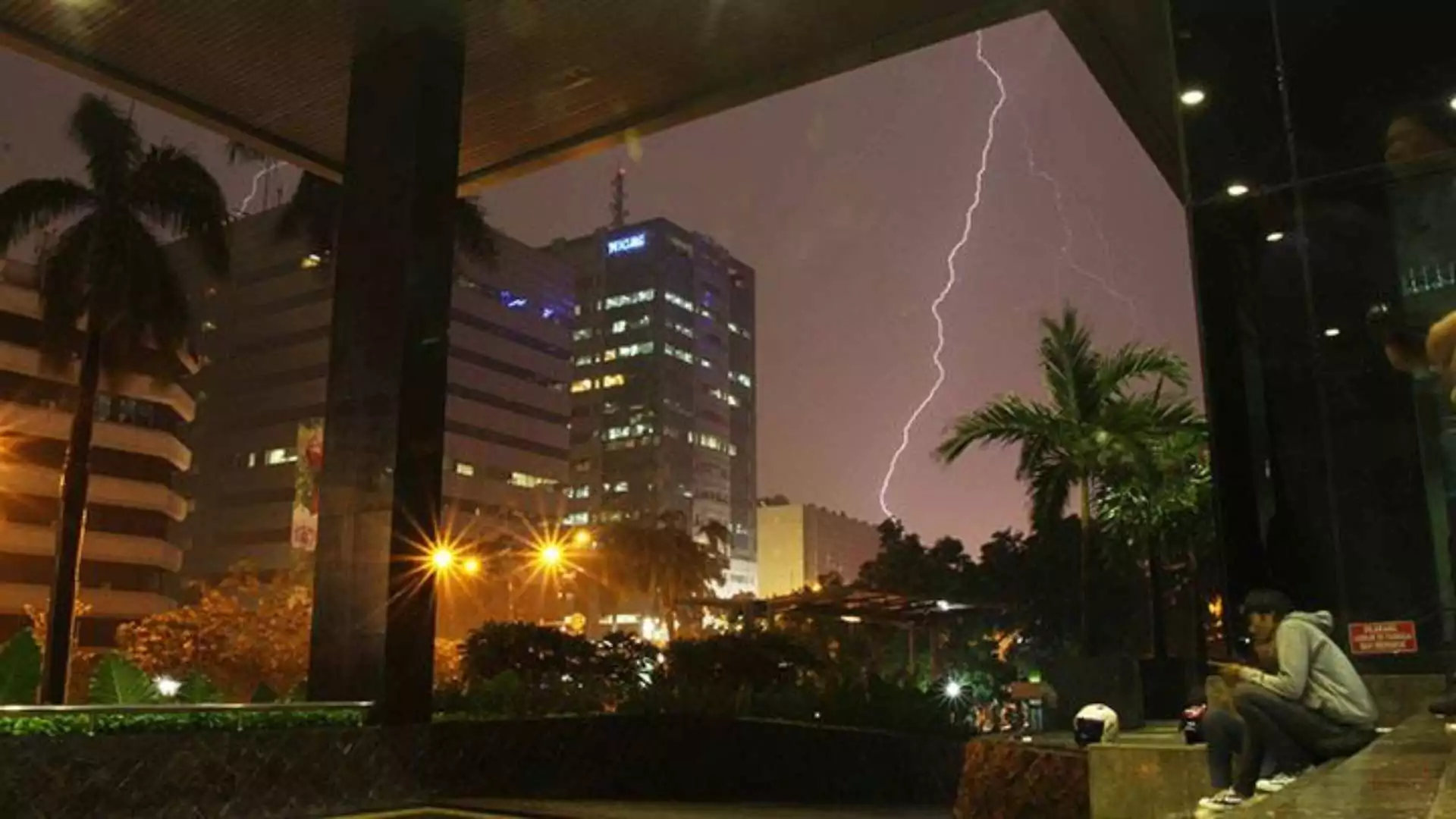 BMKG Predicts Light Rain and Thunderstorms Across Jakarta on Tuesday Afternoon