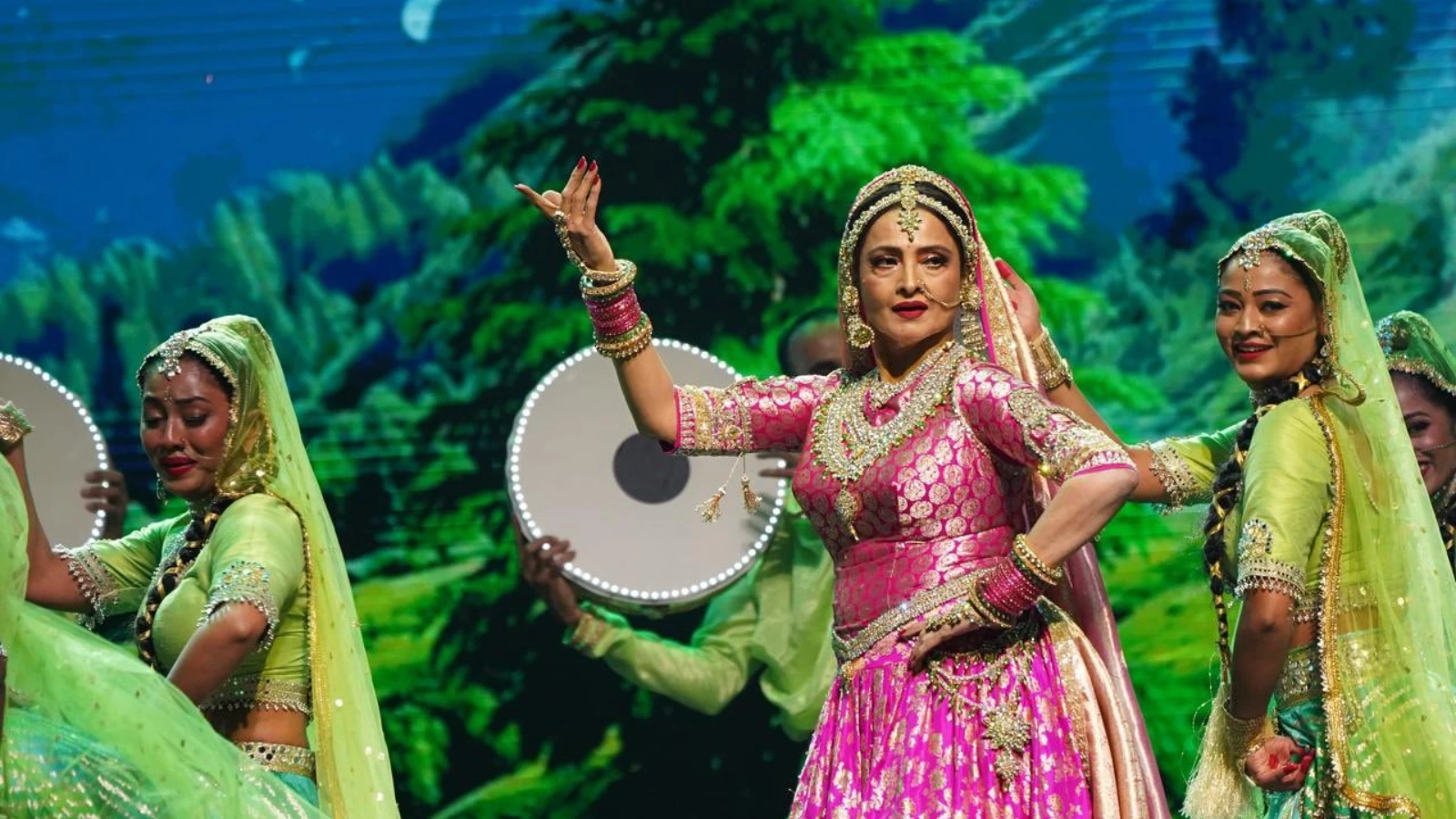 IIFA 2024: Rekha Turns Back The Clock With Her Stunning 20-Minute Performance | Photos