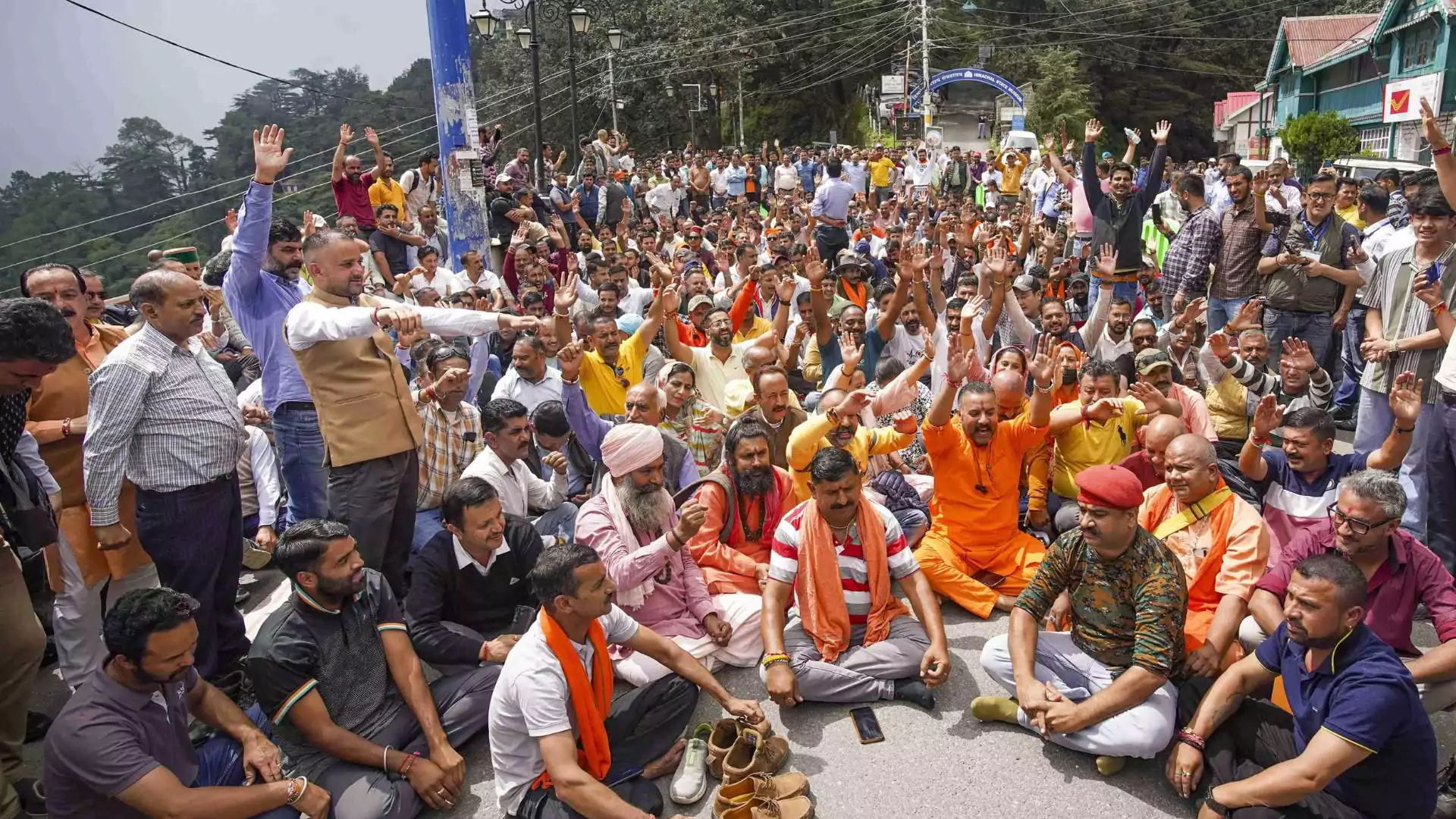 Shimla: Clashes Erupt Over ‘Illegal’ Mosque; Police Barricades Tossed in Violent Confrontation