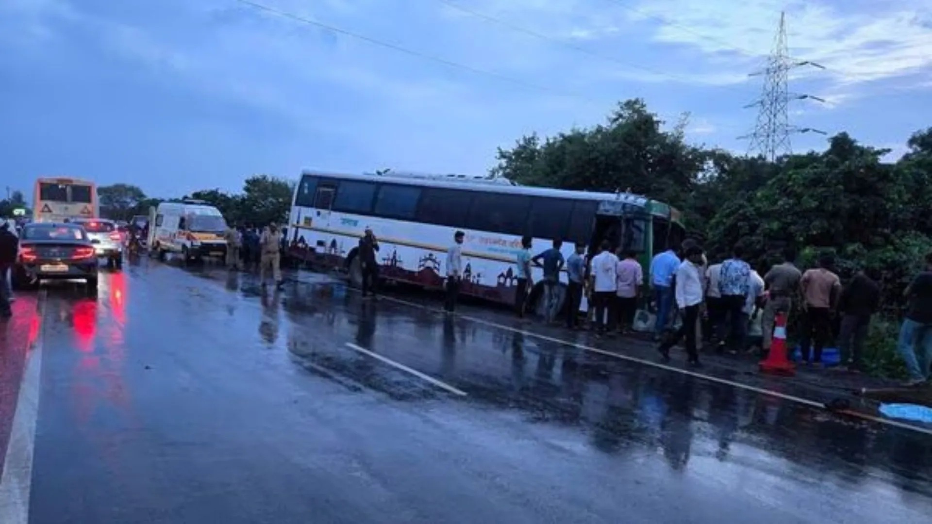 UP: 15 Dead & 11 Injured In Road Accident At Hathras