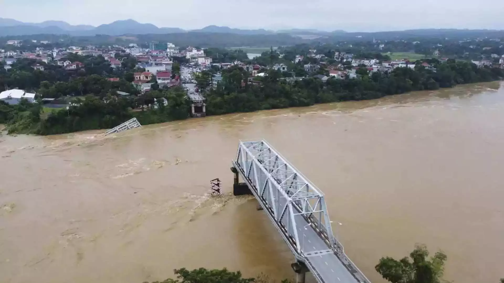 Regardez : Effondrement du pont au Vietnam frappé par le typhon, véhicules tombent dans la rivière