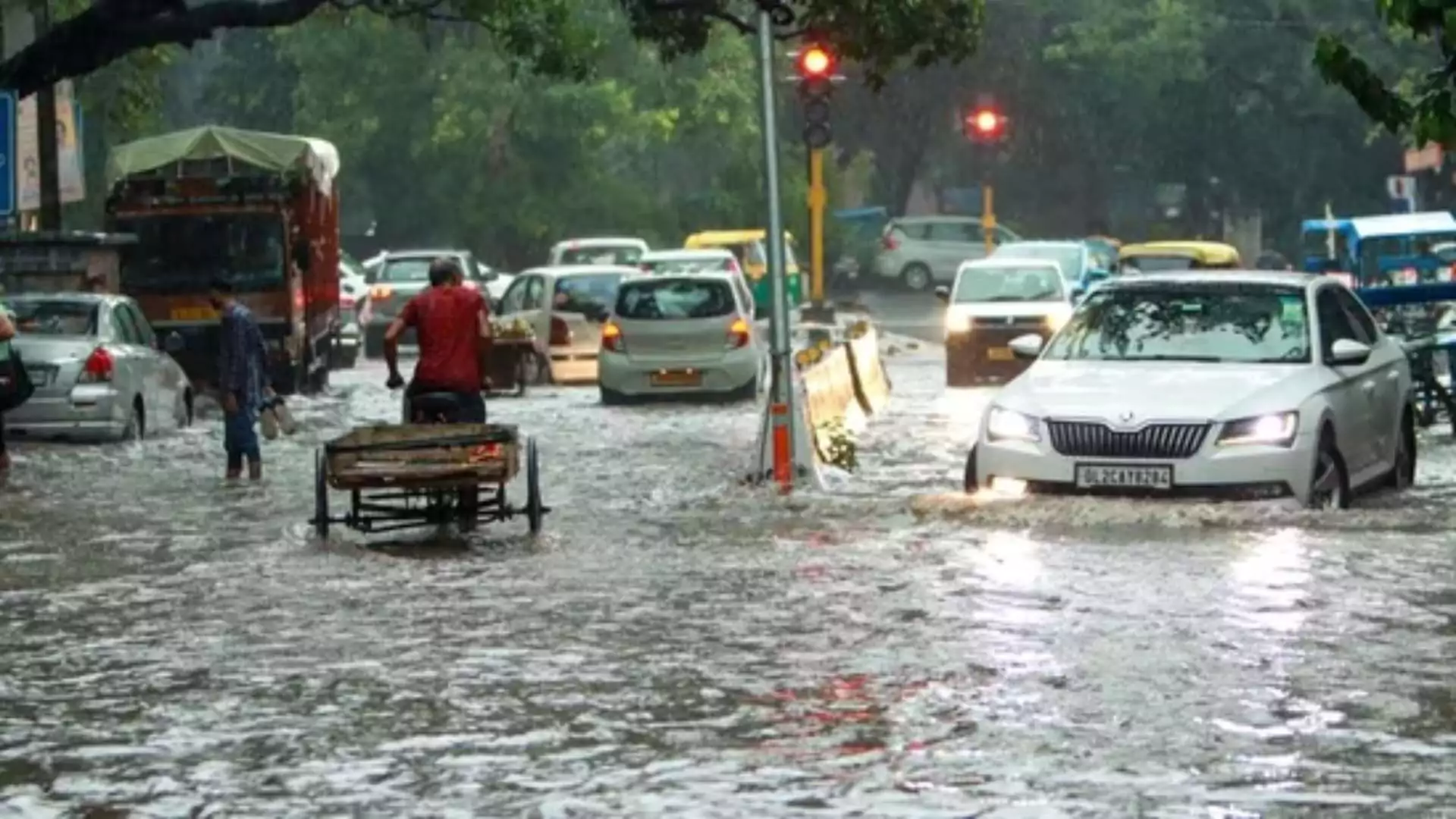 Heavy Rains Trigger Severe Waterlogging in Gurugram, Paralyzing Key Roads During Morning Rush Hour