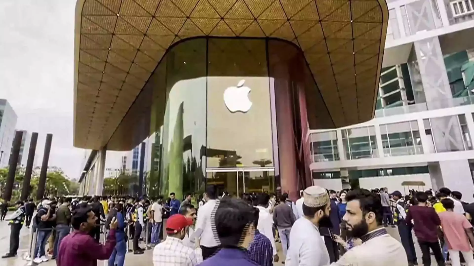 Watch: Massive Crowds Flock to Mumbai Apple Store as iPhone Sale Begins