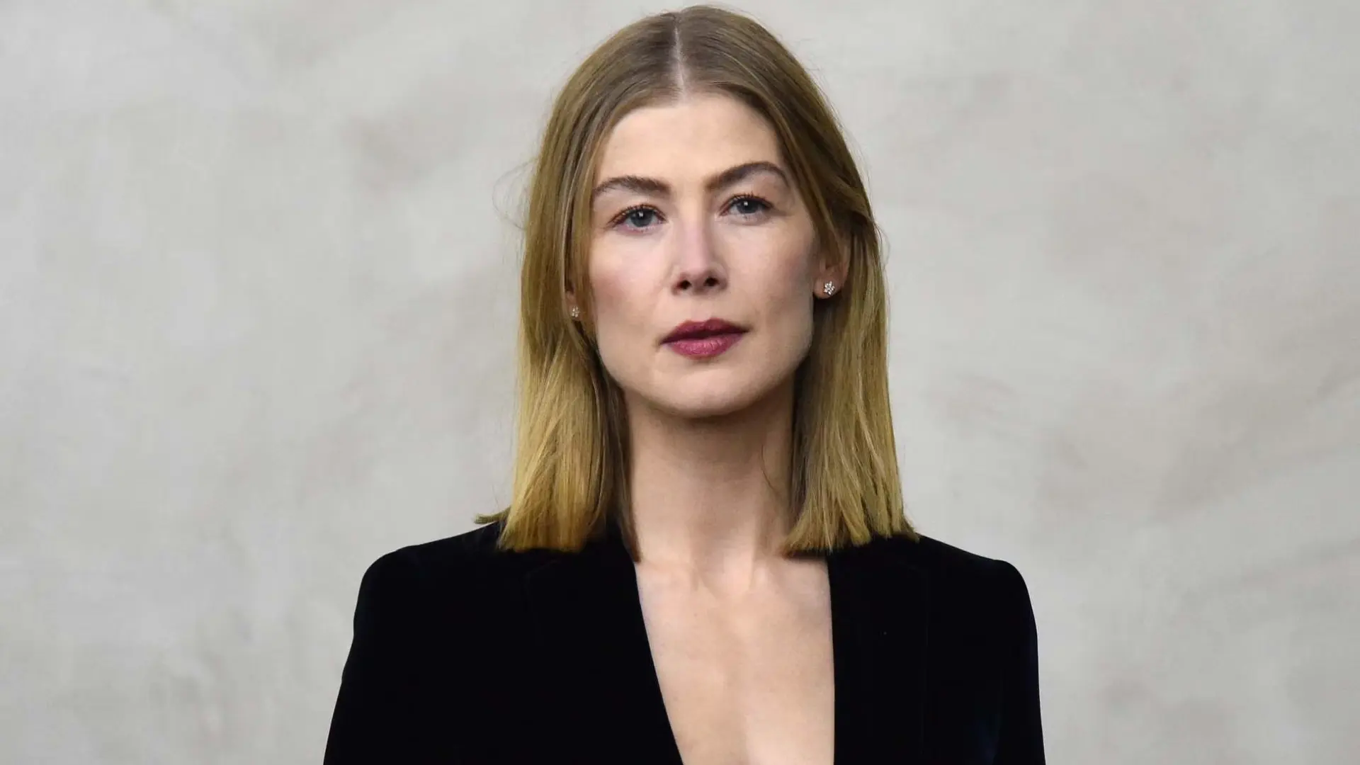 Rosamund Pike To Lead Netflix’s New Silicon Valley-Themed Thriller Thumblite