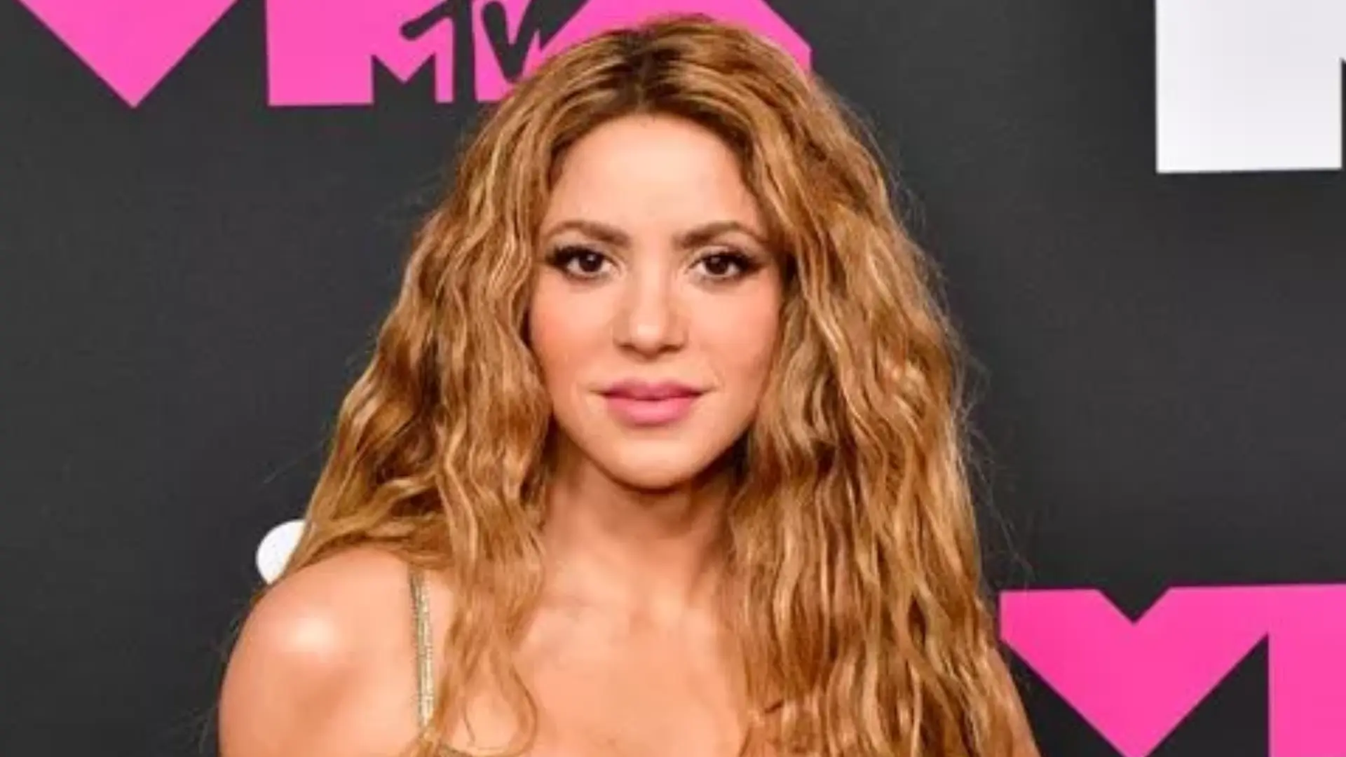 Shakira quitte la scène après que les fans aient tenté de la filmer sous sa robe, la réaction du chanteur devient VIRALE