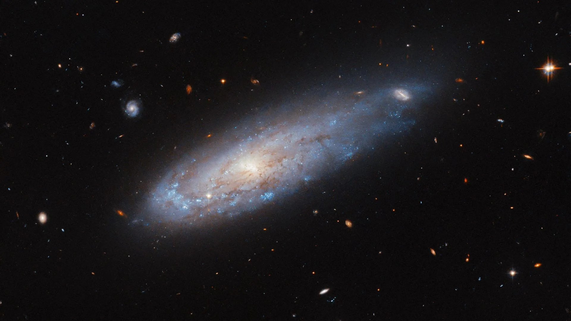 Merveilles Cosmiques : Hubble Capture une Galaxie Filant à Travers l’Espace