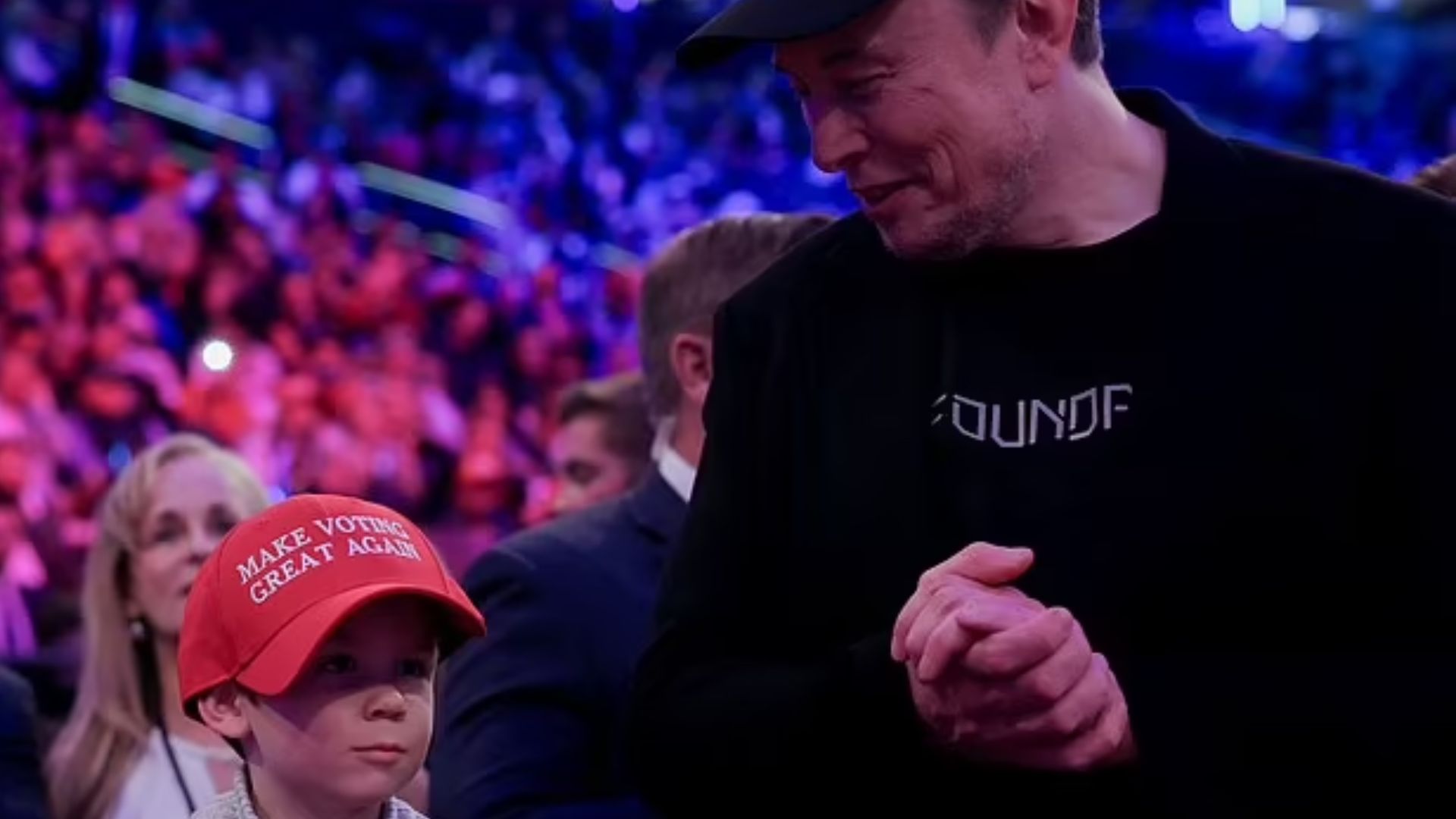 Elon Musk’s zoon steelt de show op Trump-rally; internetgebruikers zeggen ‘kleine X is schattig’