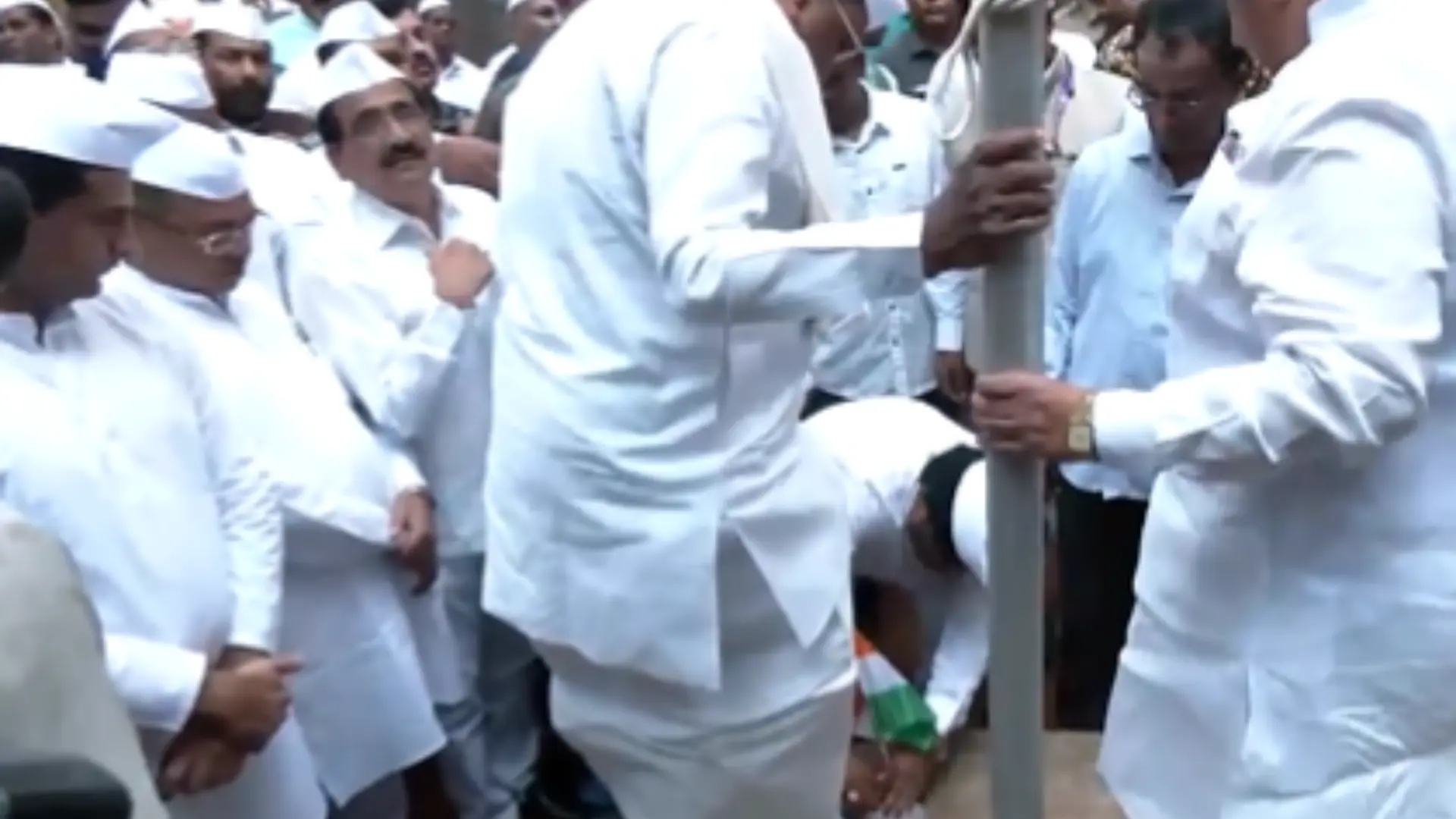 K’nataka CM Siddaramaiah Makes A Party Worker Holding India Flag To Remove His Shoe | WATCH