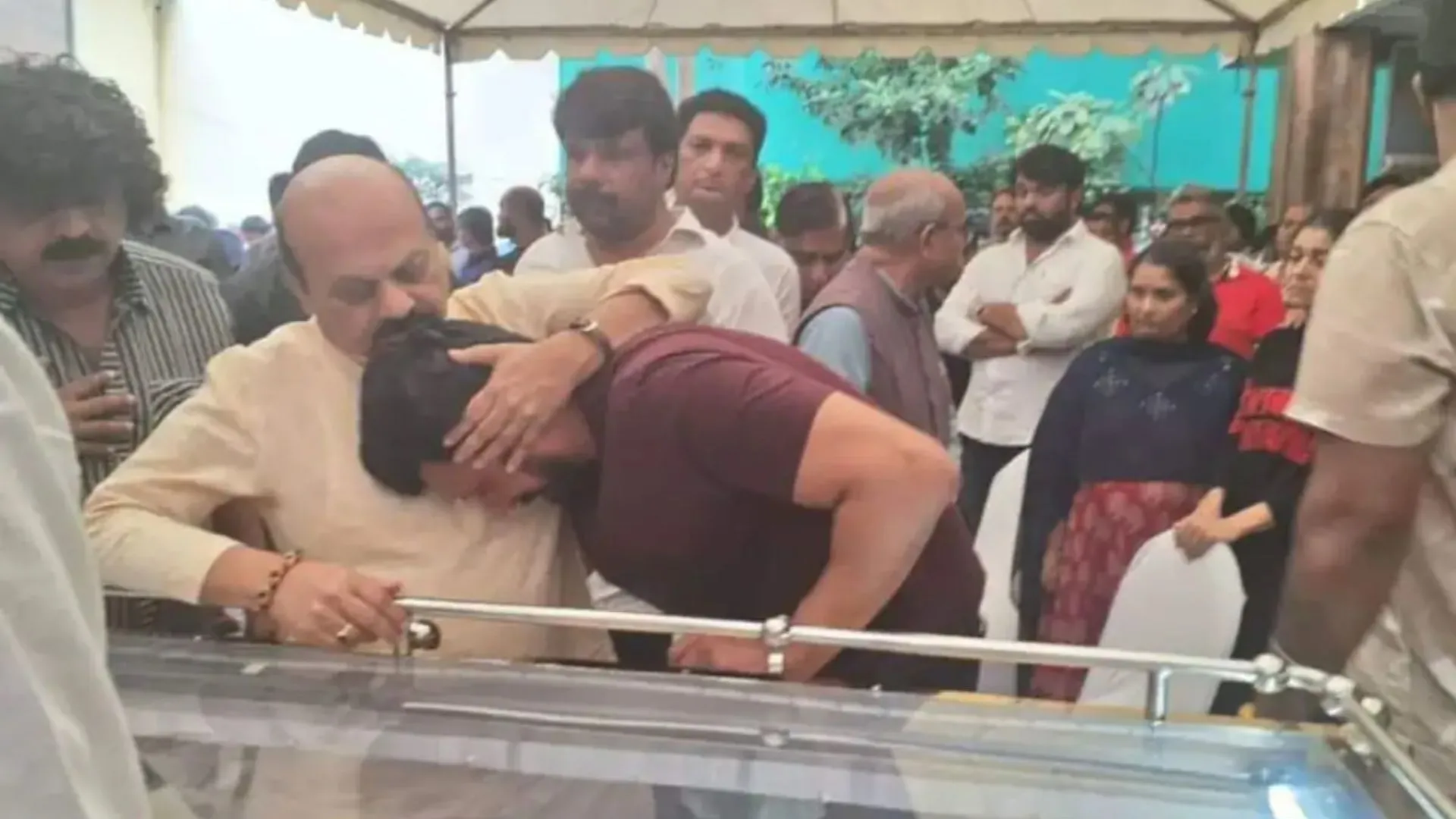 Kichcha Sudeep Breaks Down At Mother’s Funeral; Video Surfaces