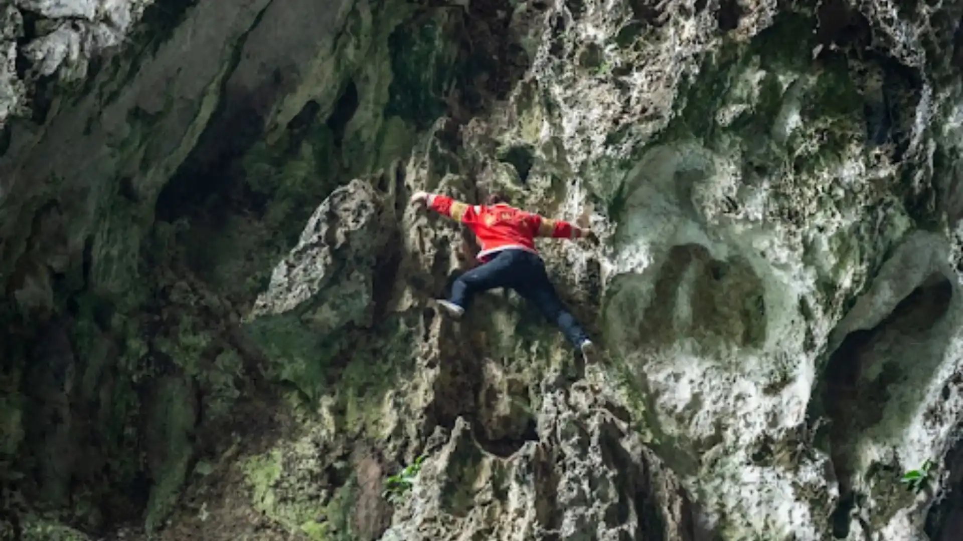 Meet The ‘Chinese Spider-Woman’: Scaling 100-Meter Cliffs With Bare Hands